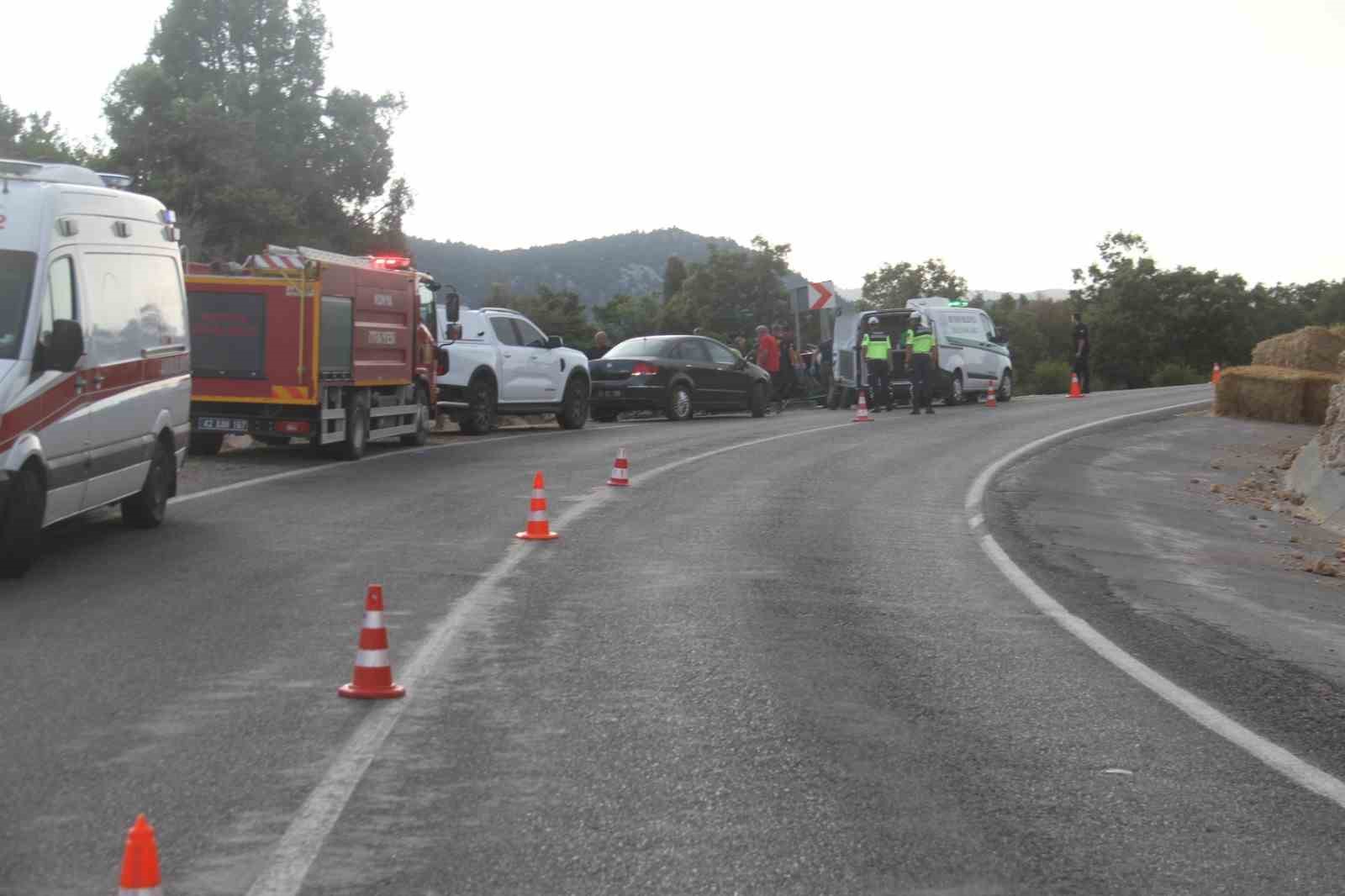 BEYŞEHİR İLÇESİNDE TIR İLE OTOMOBİLİN ÇARPIŞMASI SONUCU 1 KİŞİ HAYATINI KAYBETTİ, 1’İ AĞIR 3 KİŞİ DE YARALANDI.
