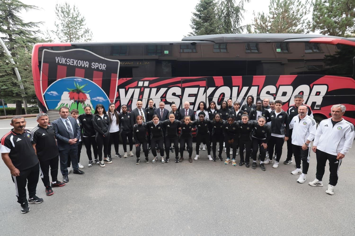 YÜKSEKOVA SPOR KADIN FUTBOL TAKIMI, MİLLİ SAVUNMA BAKANI YAŞAR GÜLER’İ BAKANLIKTA ZİYARET ETTİ.