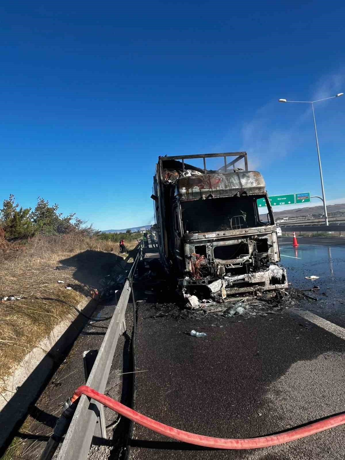 BOLU’NUN DÖRTDİVAN İLÇESİNDE SEYİR HALİNDEKİ KARGO YÜKLÜ TIRIN KUPA KISMINDA ÇIKAN YANGIN, KISA SÜREDE DORSESİNE SIÇRADI. ALEV ALEV YANAN TIR, İTFAİYE EKİPLERİNİN MÜDAHALESİYLE SÖNDÜRÜLDÜ.