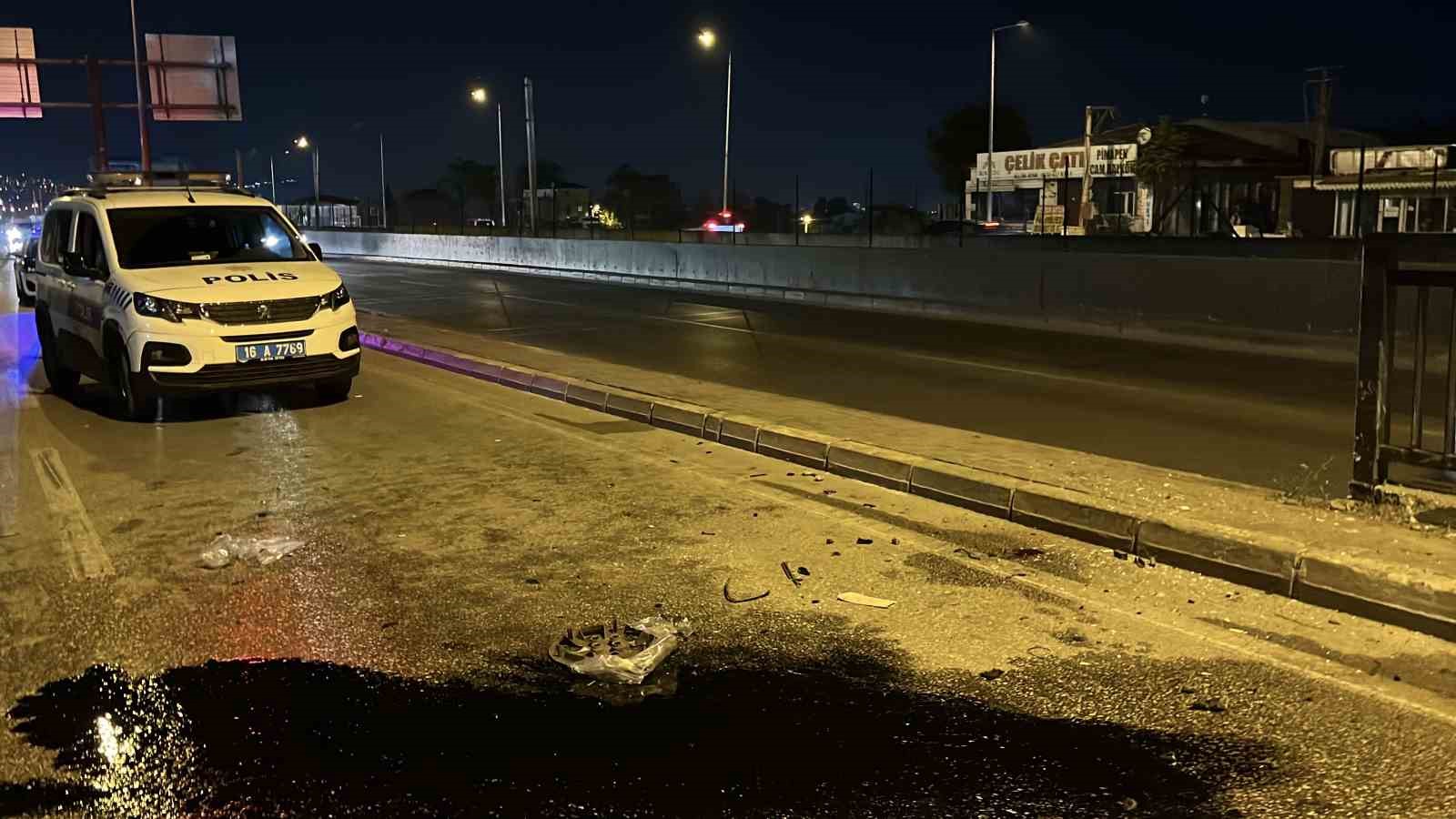 BURSA’DA İDDİAYA GÖRE MAKAS ATAN OTOMOBİL, BATÇIĞA GİRMEDEN REFÜJE ÇARPTI. ÇARPMANIN ETKİSİYLE YAN YOLA ÇIKAN OTOMOBİL HURDAYA DÖNDÜ. KAZADA 17 YAŞINDAKİ SÜRÜCÜ HAYATINI KAYBEDERKEN, YOLCU İSE AĞIR YARALANDI.