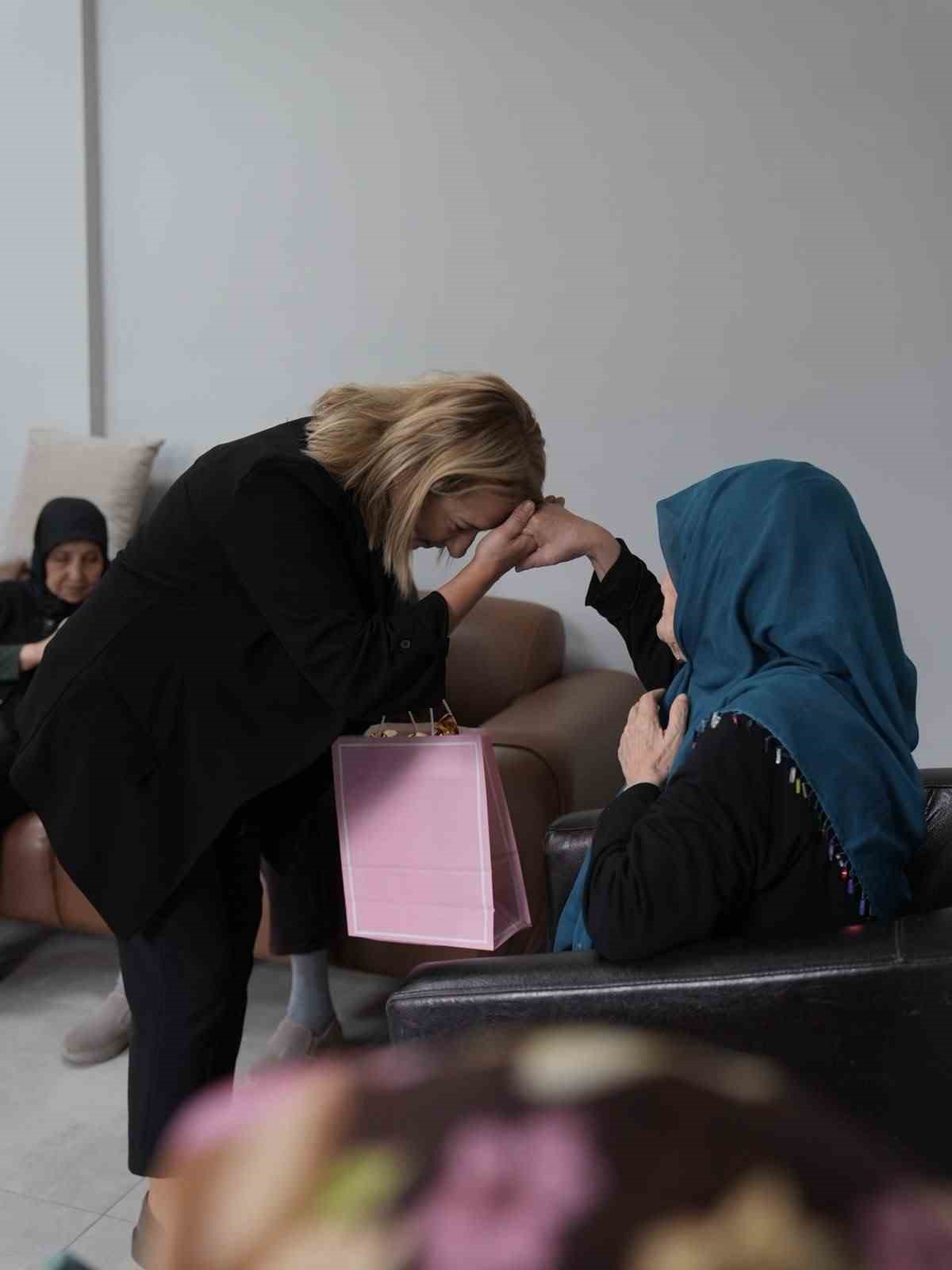 DÜZCE BELEDİYESİ ERTAN UÇAR ALZHEİMER HASTALARI GÜNDÜZ BAKIM MERKEZİ’NDE ANLAMLI BİR BULUŞMA GERÇEKLEŞTİRİLDİ. 1 EKİM DÜNYA YAŞLILAR GÜNÜ DOLAYISIYLA MERKEZDEN HİZMET ALAN YAŞLILARIN ÖZEL GÜNÜ KUTLANDI, HEDİYELER VERİLDİ.