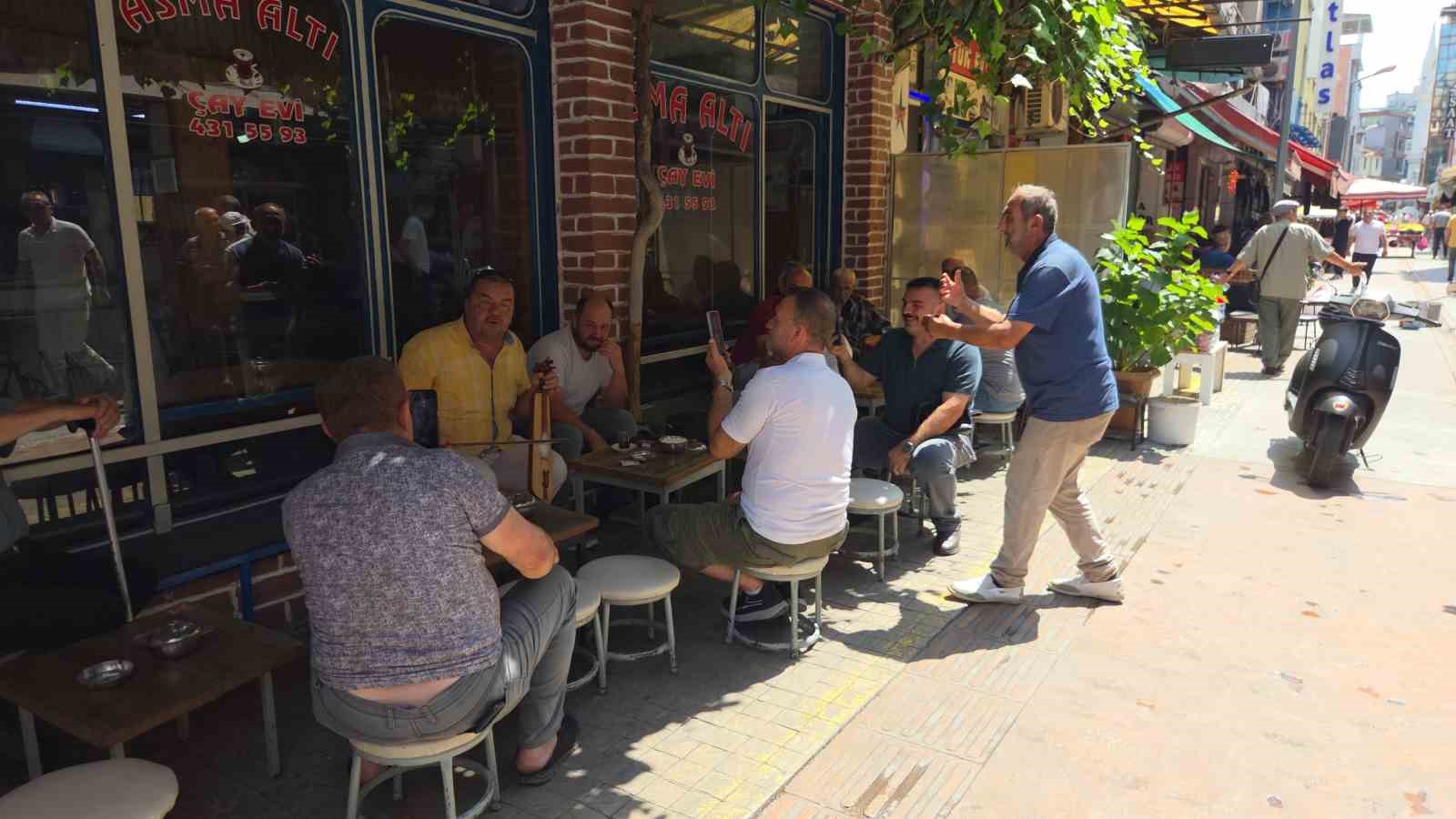 SAMSUN’DA ÇAY OCAĞINDA KEMENÇE ÇALAN ÇALGICI, MÜŞTERİLERİN VE ÇEVREDEN GEÇENLERİN İLGİ ODAĞI OLDU. AHALİ, NEŞELİ TÜRKÜLERE OYNAYARAK EŞLİK EDERKEN BİR YANDAN DA CEP TELEFONLARI İLE KAYIT YAPTI.