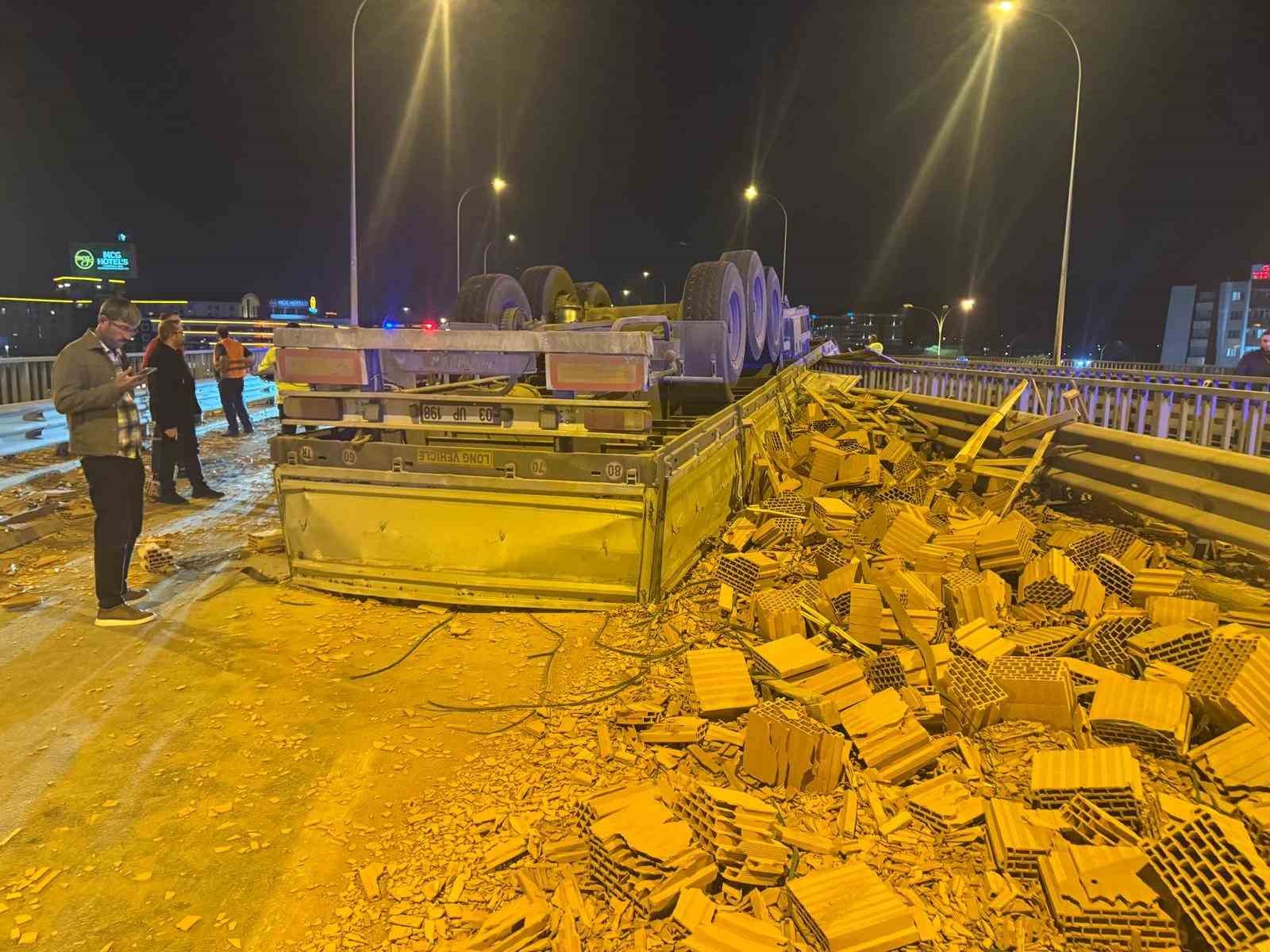 AFYONKARAHİSAR'DA TUĞLA YÜKLÜ TIR VE OTOMOBİLLERİN KARIŞTIĞI KAZADA ORTALIK SAVAŞ ALANINA DÖNERKEN, OLAYDA 1 KİŞİ ÖLDÜ 7 KİŞİDE YARALANDI.