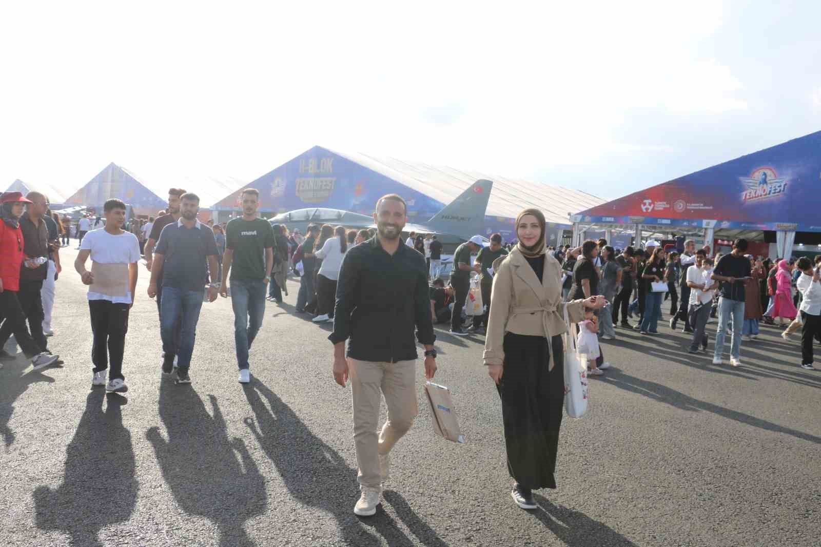 ŞANLIURFA'DA DÜZENLENEN TEKNOFEST GÜNEYDOĞU'NUN İKİNCİ GÜNÜNDE DE ÖĞRENCİLER VE VATANDAŞLAR, YERLİ VE MİLLİ TEKNOLOJİ ÜRÜNLERİNİ YAKINDAN İNCELEMEK İÇİN FESTİVAL ALANINI DOLDURDU. İLK GÜN 100 BİNİN ÜZERİNDE ZİYARETÇİYİ AĞIRLAYAN FESTİVAL, İKİNCİ GÜNÜNDE İSE 140 BİN KİŞİ TARAFINDAN ZİYARET EDİLDİ.