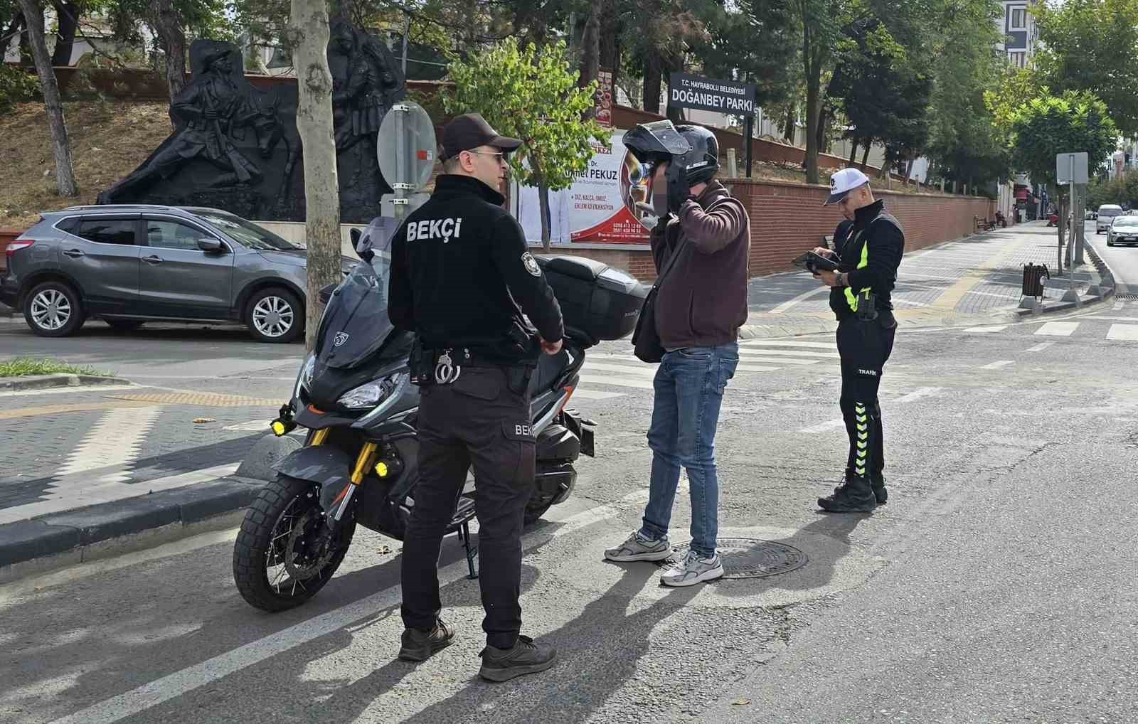ALPULLU CADDESİ ÜZERİNDE KURULAN KONTROL NOKTASINDA YAPILAN UYGULAMADA, RUHSAT, EHLİYET, PLAKA, MUAYENE, TRAFİK SİGORTASI VE KASK DENETİMİ YAPILDI. KURALLARA UYMAYAN SÜRÜCÜLERE GEREKLİ YASAL İŞLEMLER UYGULANDI.