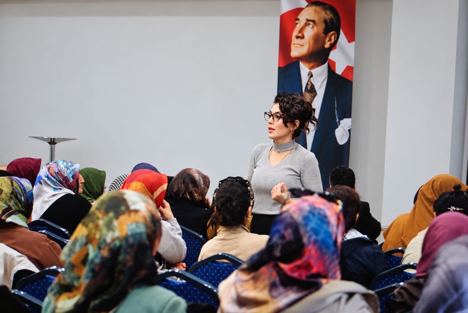 SİVAS’TA AİLE YAPISININ GÜÇLENDİRİLMESİ VE TOPLUMSAL FARKINDALIĞIN ARTIRILMASI AMACIYLA BAŞLATILAN AİLE SEMİNERLERİ PROGRAMININ İLK BULUŞMASINDA EŞİTLİK, ADALET ALGISI VE AİLE İÇİ SORUMLULUKLAR ELE ALINDI.