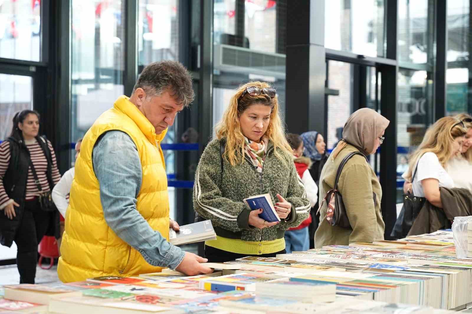KOCAELİ’DE KİTAP VE EDEBİYAT TUTKUNLARINI BULUŞTURAN 16. ULUSLARARASI KOCAELİ KİTAP FUARI KAPILARINI AÇTI. HER YAŞTAN OKURUN AKIN ETTİĞİ FUARDA, KİTAP STANTLARI, YAZAR BULUŞMALARI, SÖYLEŞİ VE İMZA ETKİNLİKLERİYLE İLK GÜN YOĞUNLUĞU YAŞANDI.
