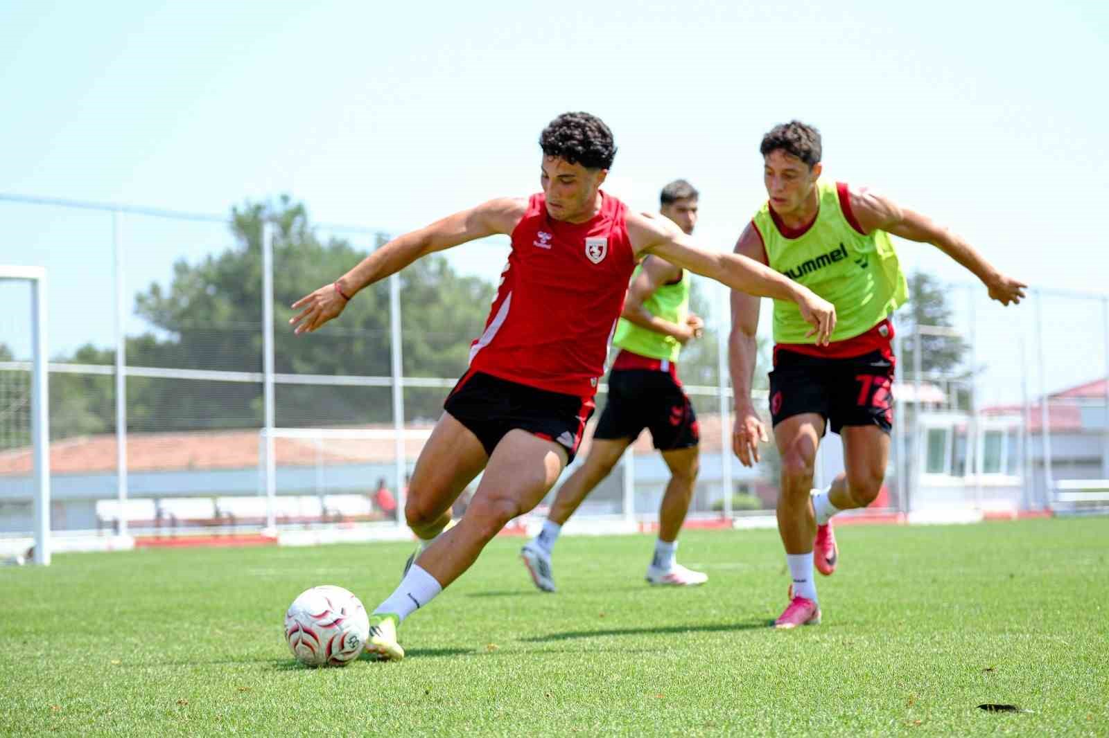 SÜPER LİG EKİPLERİNDEN SAMSUNSPOR, LİGİN 2. HAFTASINDA KARŞILAŞACAĞI ÇAYKUR RİZESPOR MÜCADELESİNİN HAZIRLIKLARINA BUGÜN YAPTIĞI ANTRENMAN İLE BAŞLADI.