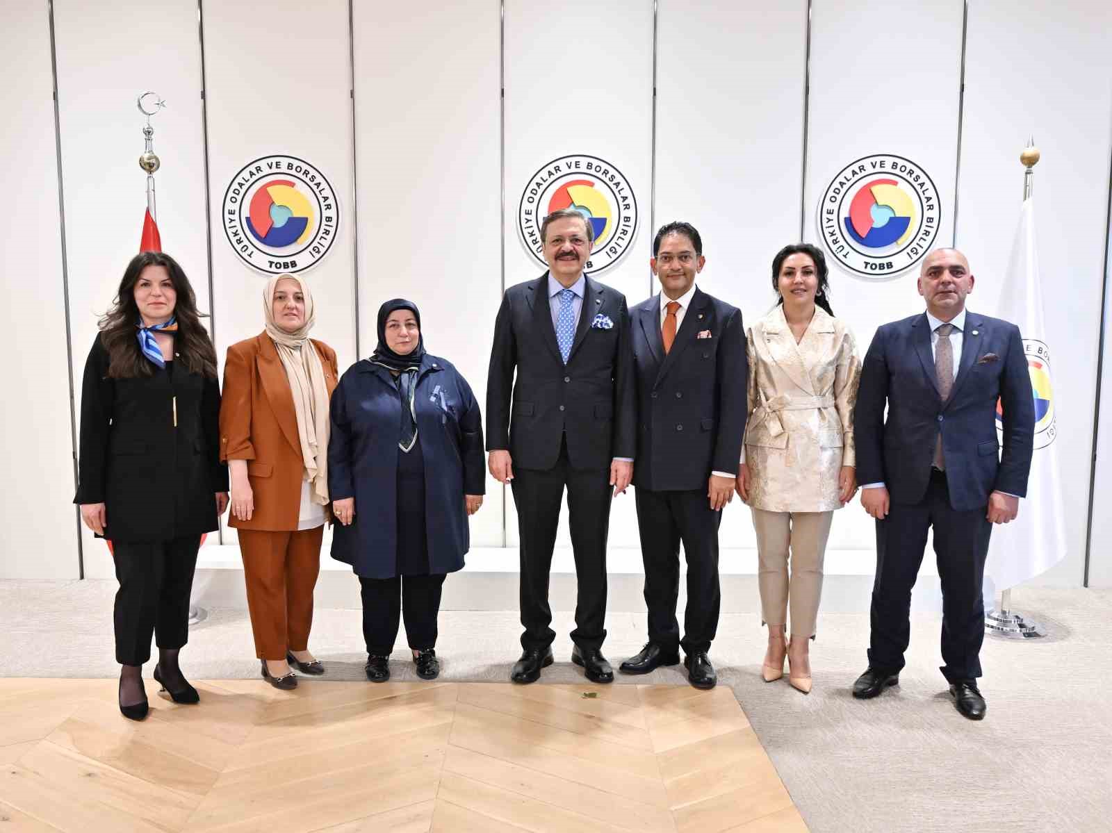 ERZURUM TİCARET BORSASI (ETB) YÖNETİM KURULU BAŞKANI HAKAN ORAL, MECLİS BAŞKANI YAVUZ GÜNEY VE BERABERİNDEKİ MECLİS ÜYELERİ, TÜRKİYE ODALAR VE BORSALAR BİRLİĞİ (TOBB) BAŞKANI M. RİFAT HİSARCIKLIOĞLU’NU ZİYARET ETTİ.