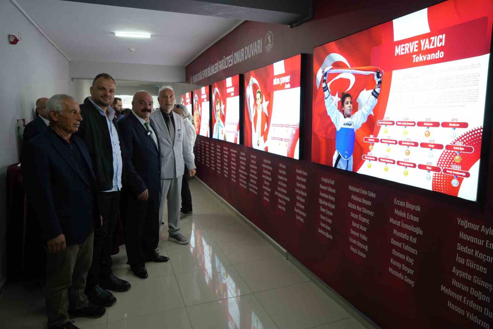ONDOKUZ MAYIS ÜNİVERSİTESİ (OMÜ) YAŞAR DOĞU SPOR BİLİMLERİ FAKÜLTESİNDE TÜRK SPORUNA VE ÜNİVERSİTEYE KATKI SUNAN MİLLİ SPORCULARIN İSİMLERİNİN YAŞATILMASI AMACIYLA HAZIRLANAN "ONUR DUVARI" TÖRENLE AÇILDI.