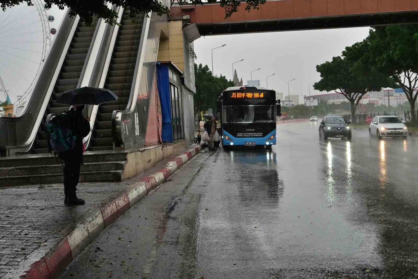 ANTALYA'DA SABAH SAATLERİNDEN İTİBAREN ETKİLİ OLAN SAĞANAK, GÜNLÜK YAŞAMI OLUMSUZ ETKİLEDİ. CADDE VE SOKAKLARDA SU BİRİKİNTİLERİ OLUŞURKEN, KENT SAKİNLERİ VE TURİSTLER ŞEMSİYE VE YAĞMURLUKLARLA YAĞIŞTAN KORUNMAYA ÇALIŞTI.