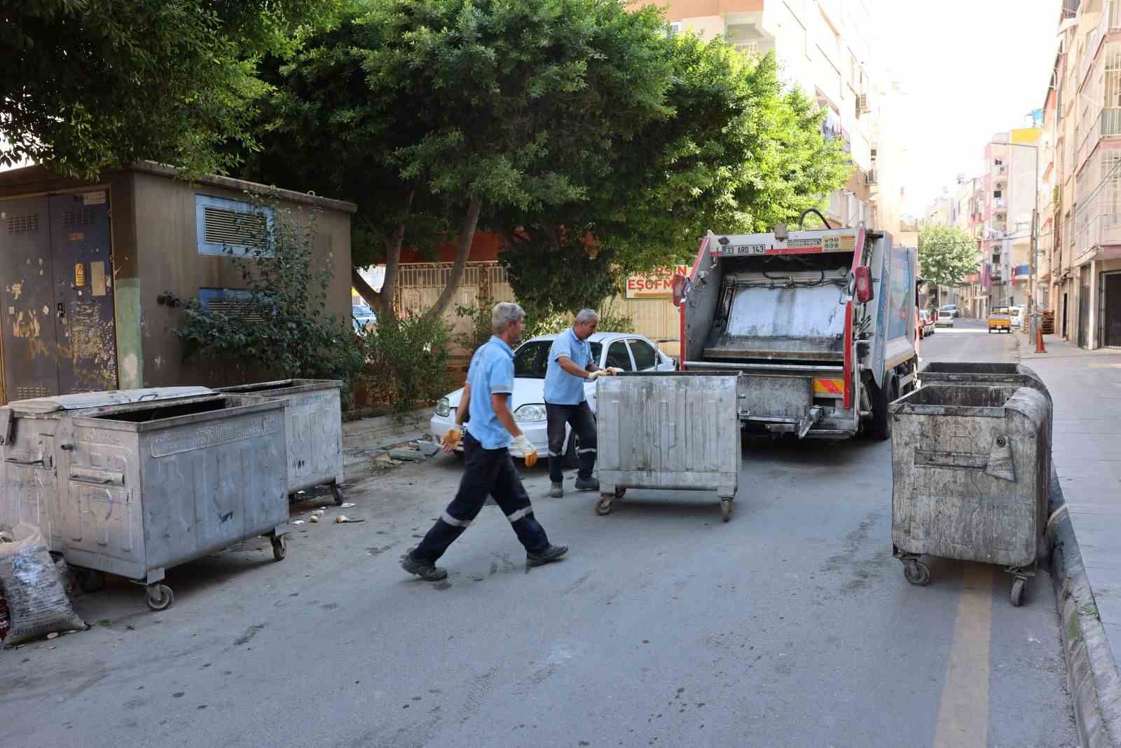 AKDENİZ BELEDİYESİ, İLÇE GENELİNDE KULLANIM ÖMRÜNÜ TAMAMLAYAN VE ÇEŞİTLİ NEDENLERLE YIPRANAN ÇÖP KONTEYNERLERİNİ YENİLERİYLE DEĞİŞTİRİRKEN, ONARILMASI MÜMKÜN OLAN ESKİ KONTEYNERLERİ DE BAKIM VE ONARIMDAN GEÇİREREK YENİDEN KULLANIMA KAZANDIRIYOR.