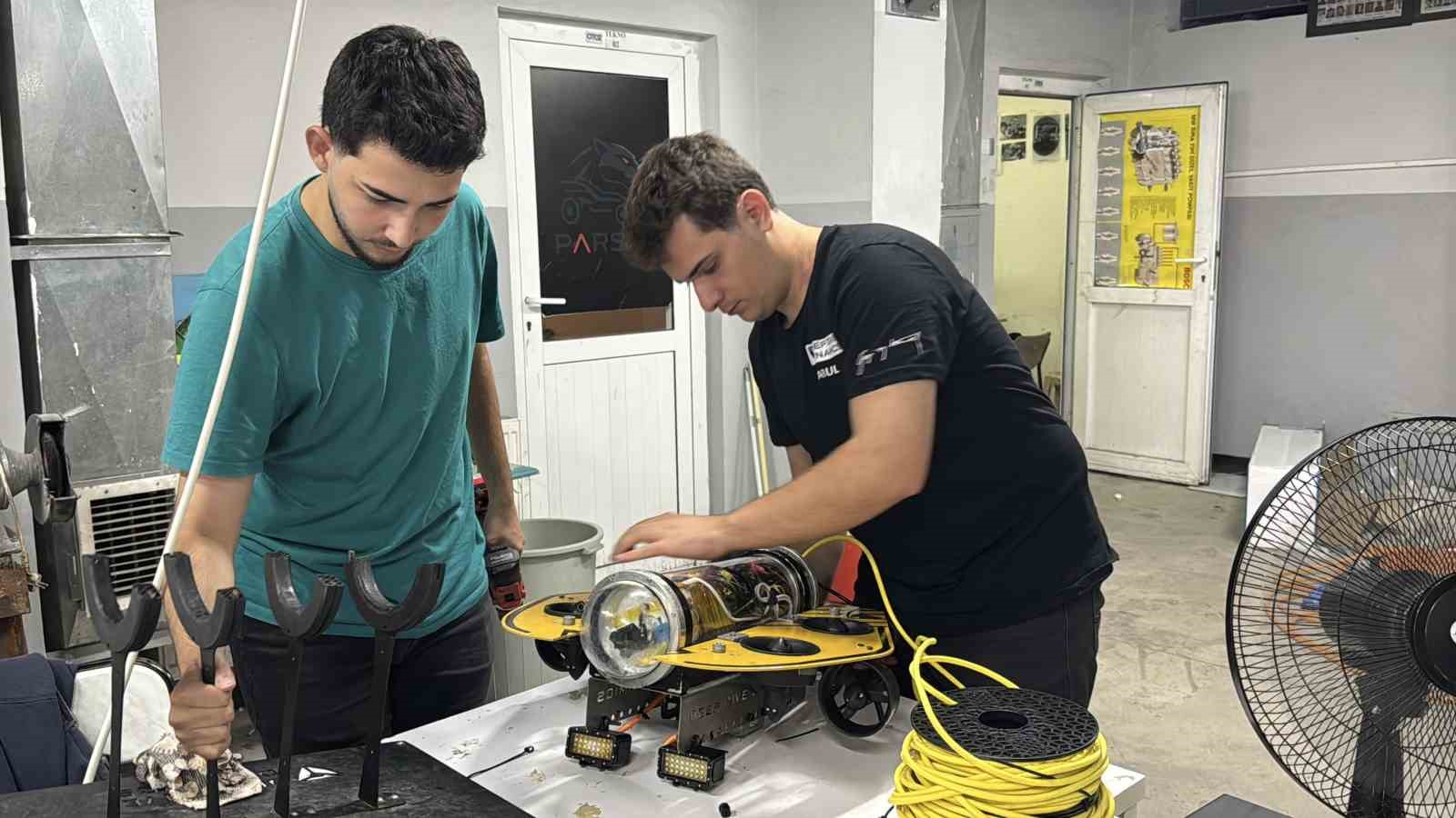 KARABÜK ÜNİVERSİTESİ ÖĞRENCİLERİ, 4 YILLIK AR-GE ÇALIŞMALARI SONUCUNDA GELİŞTİRDİKLERİ, MOTOR VE AYDINLATMA SİSTEMLERİNİ DE KENDİLERİNİN ÜRETTİĞİ İNSANSIZ SU ALTI ARACIYLA TEKNOFEST 2026 FİNALİNDE BİRİNCİLİK MÜCADELESİ VERECEK.