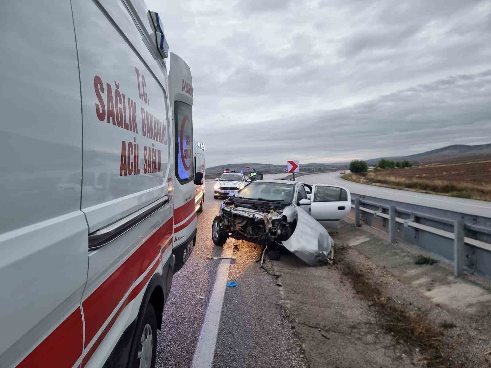 ÇORUM'UN ALACA İLÇESİNDE BARİYERLERE ÇARPAN OTOMOBİLDEKİ 5 KİŞİ YARALANDI.  OLAY YERİNE GELEN SAĞLIK EKİPLERİ TARAFINDAN İLK MÜDAHALELERİ YAPILAN YARALILAR, ALACA DEVLET HASTANESİ'NE KALDIRILDI.