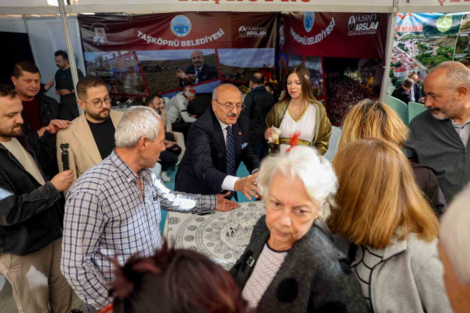 TAŞKÖPRÜ BELEDİYE BAŞKANI HÜSEYİN ARSLAN, ANKARA’DA DÜZENLENEN ETKİNLİKTE VATANDAŞLARA TAŞKÖPRÜ SARIMSAĞI DAĞITTI.