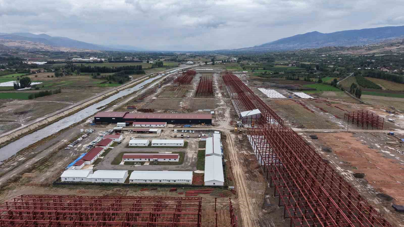 TOKAT’TA 550 DÖNÜMLÜK ALANDA YAPIMI SÜREN, 595 İŞ YERİNİN BULUNACAĞI YENİ NESİL TOKAT YEŞİL SANAYİ SİTESİ’NDE BETONARME ÇALIŞMALARININ YÜZDE 90’I TAMAMLANDI. MALİYETİ 10 MİLYAR LİRAYI AŞAN PROJENİN 2028 YILI SONUNDA HİZMETE AÇILMASI HEDEFLENİYOR.