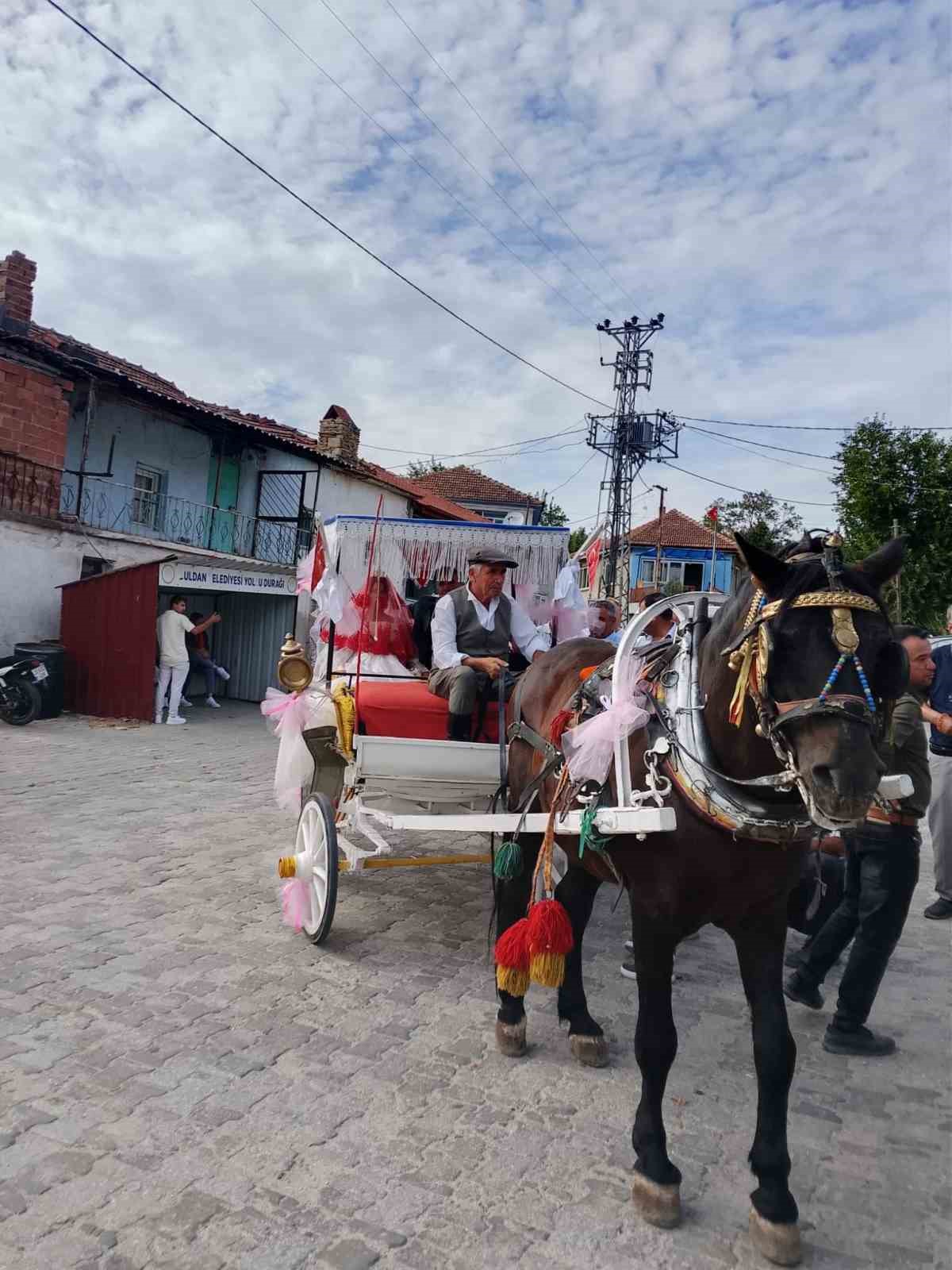 BULDAN’IN KADIKÖY MAHALLESİ’NDE YAŞAYAN 47 YAŞINDAKİ İBRAHİM ÇOBAN, ARADIĞI AŞKI FAS’TA BULDU. FAS’TA TANIŞTIĞI 41 YAŞINDAKİ VİYSEM BİRADİLA İLE EVLENEN ÇOBAN, ÖNCE FAS’TA ARDINDAN MEMLEKETİ BULDAN’DA DÜĞÜN YAPTI.