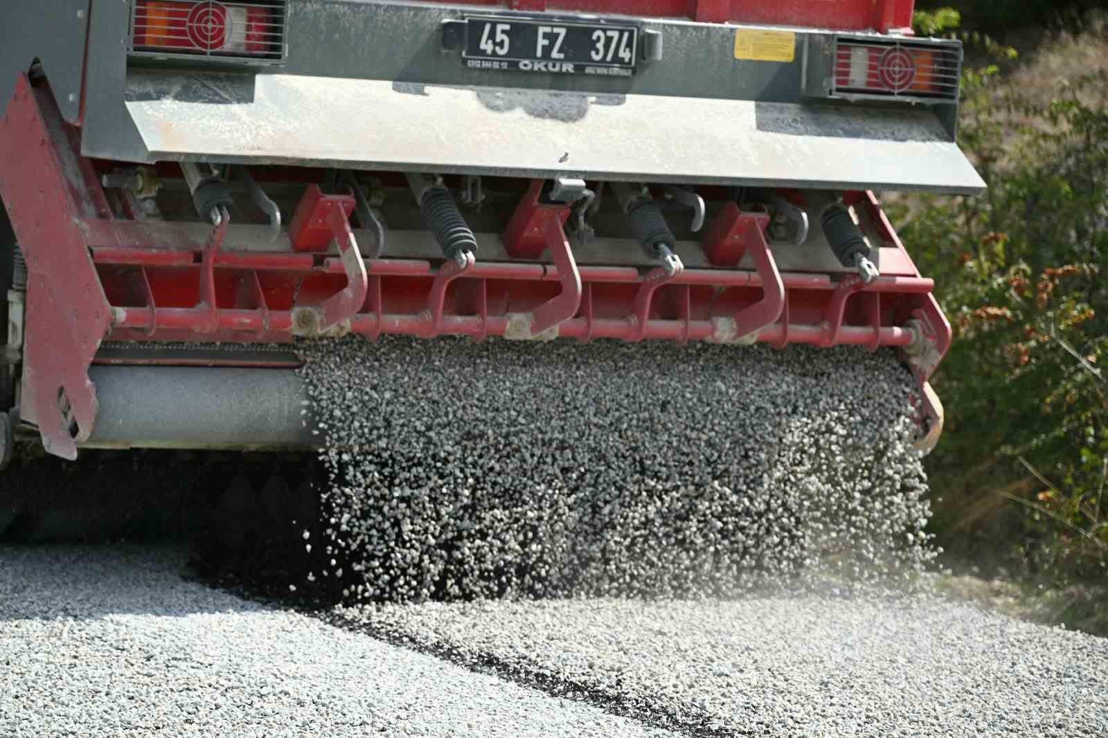 MANİSA’NIN KULA İLÇESİNDE AKTAŞ VE EVCİLER MAHALLELERİNİ BİRBİRİNE BAĞLAYAN 35 KİLOMETRELİK YOLDA YÜRÜTÜLEN SOĞUK ASFALT ÇALIŞMASININ 20 KİLOMETRESİ TAMAMLANDI. KALAN BÖLÜMÜN 10 GÜN İÇİNDE BİTİRİLMESİ HEDEFLENİYOR.