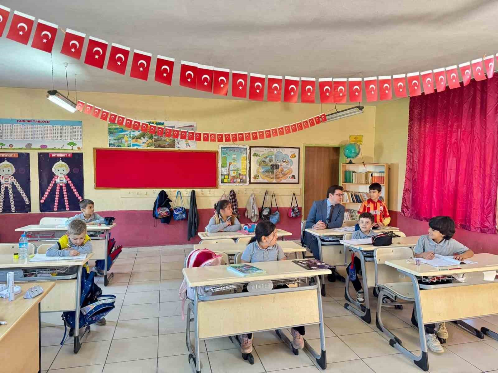 AYDIN’IN BOZDOĞAN İLÇESİNDE KAYMAKAM HÜSEYİN ŞAMİL SÖZEN, YAKA İLKOKULU VE ANAOKULU’NU ZİYARET EDEREK OKULUN GENEL DURUMU, EĞİTİM-ÖĞRETİM FAALİYETLERİ VE ÖĞRENCİLERİN İHTİYAÇLARI HAKKINDA BİLGİ ALDI.