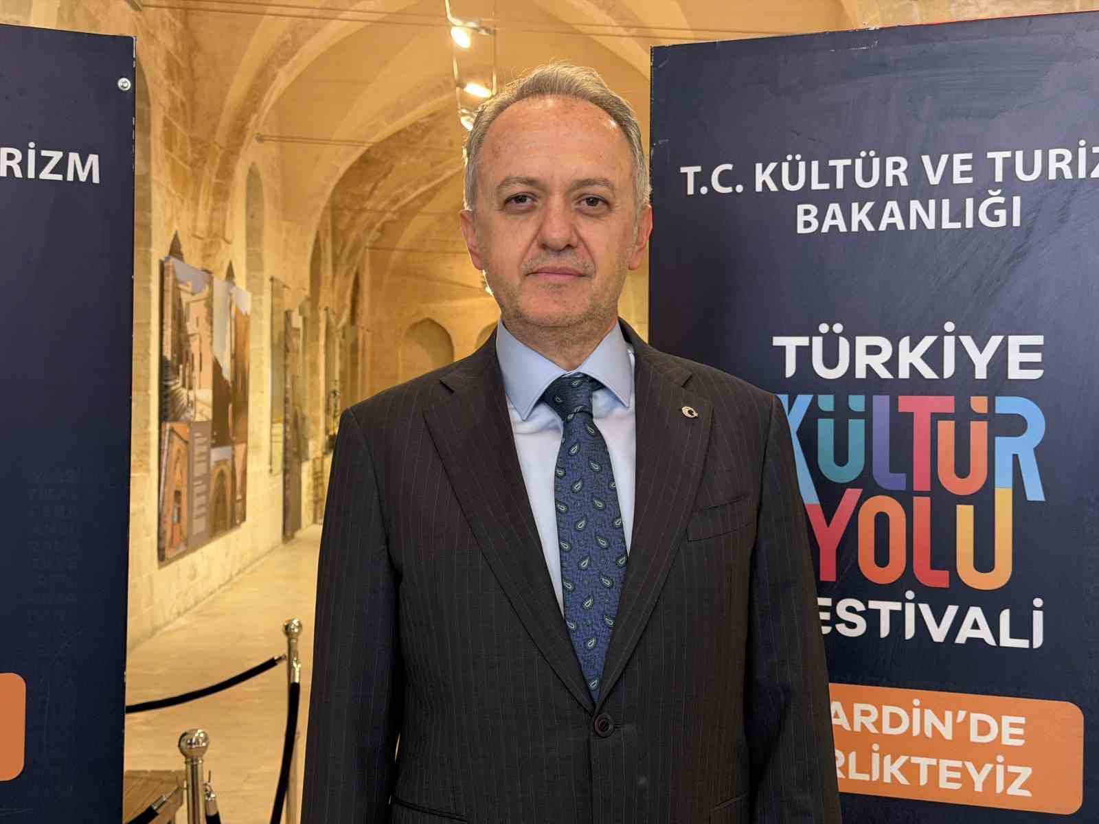 AÇILIŞ PROGRAMINA KÜLTÜR VE TURİZM BAKAN YARDIMCISI GÖKHAN YAZGI, MARDİN VALİSİ TUNCAY AKKOYUN VE ÇOK SAYIDA DAVETLİ KATILDI.