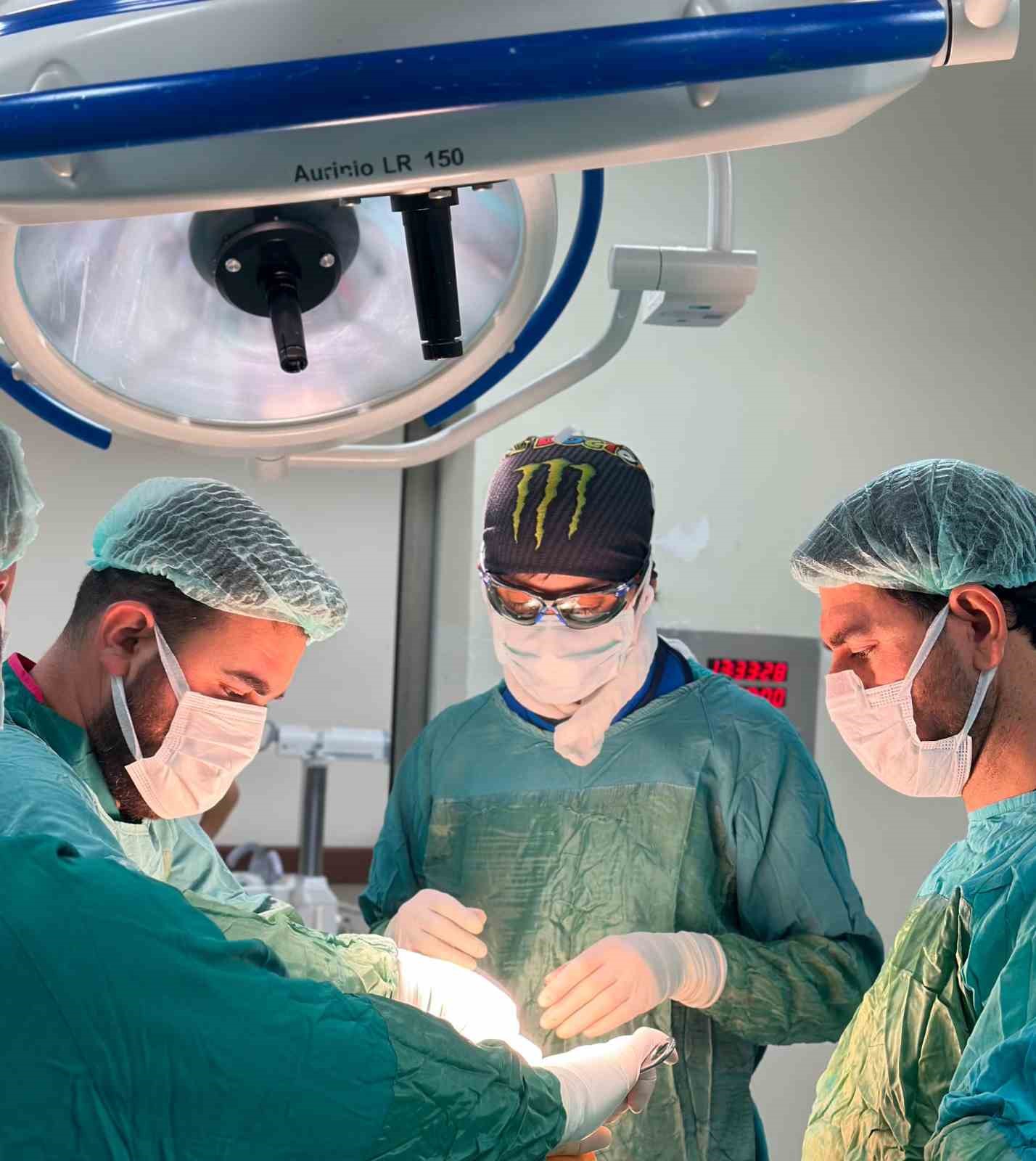ORTOPEDİ VE TRAVMATOLOJİ UZMANI OP. DR. ENES ERDİ KAPUKAYA TARAFINDAN GERÇEKLEŞTİRİLEN OPERASYONDA, GEVŞEYEN PROTEZİN TÜM BİLEŞENLERİ ÇIKARILARAK REVİZYON DİZ PROTEZİ UYGULANDI.