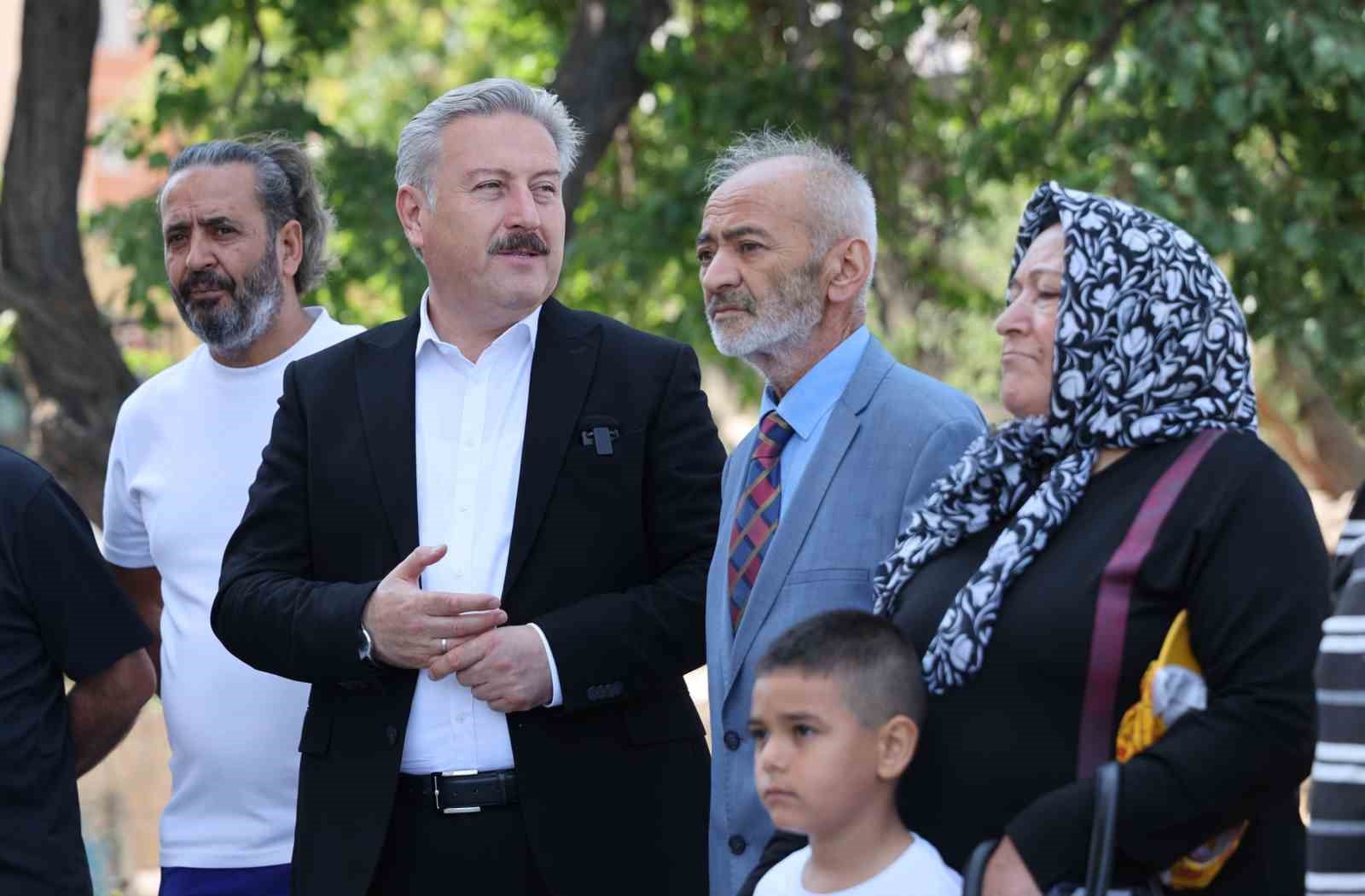 MELİKGAZİ'DE 11 FARKLI BÖLGEDE SÜRDÜRDÜĞÜ KENTSEL DÖNÜŞÜM ÇALIŞMALARINA HIZ KESMEDEN DEVAM EDEN MELİKGAZİ BELEDİYESİ; YILDIRIM BEYAZIT MAHALLESİ'NDE ÖMRÜNÜ TAMAMLAMIŞ 9 GECEKONDUNUN YIKIMINI GERÇEKLEŞTİRDİ.