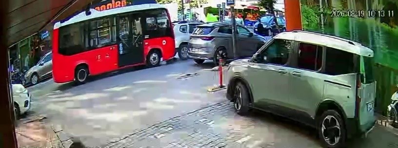 BALIKESİR'İN BANDIRMA İLÇESİNDE YAYAYA YOL VERDİĞİ ESNADA YAVAŞLAYAN ARACA ARKADAN ŞEHİR İÇİ YOLCU OTOBÜSÜ ÇARPTI.