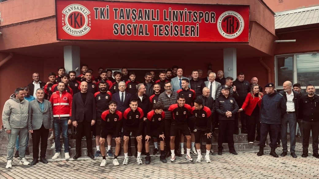 KÜTAHYA'NIN TAVŞANLI İLÇESİNE BAĞLI TUNÇBİLEK BELDESİNDE FAALİYET GÖSTEREN TKİ TAVŞANLI LİNYİTSPOR, DÜZENLENEN PROGRAM VE OKUNAN DUALARLA YENİ SEZONA 'MERHABA' DEDİ.