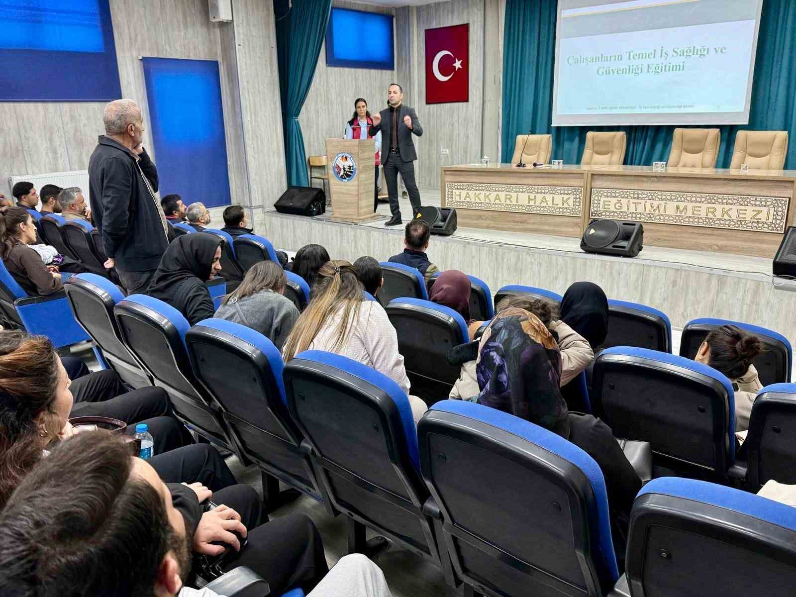 HAKKÂRİ’DE ÖĞRENCİLERİN GÜVENLİ VE HUZURLU EĞİTİM ALMASI AMACIYLA 230 BAHÇE GÖREVLİSİ VE 389 TEMİZLİK PERSONELİNE GÜVENLİK, HİJYEN, İŞ SAĞLIĞI VE İLK YARDIM EĞİTİMİ VERİLDİ.