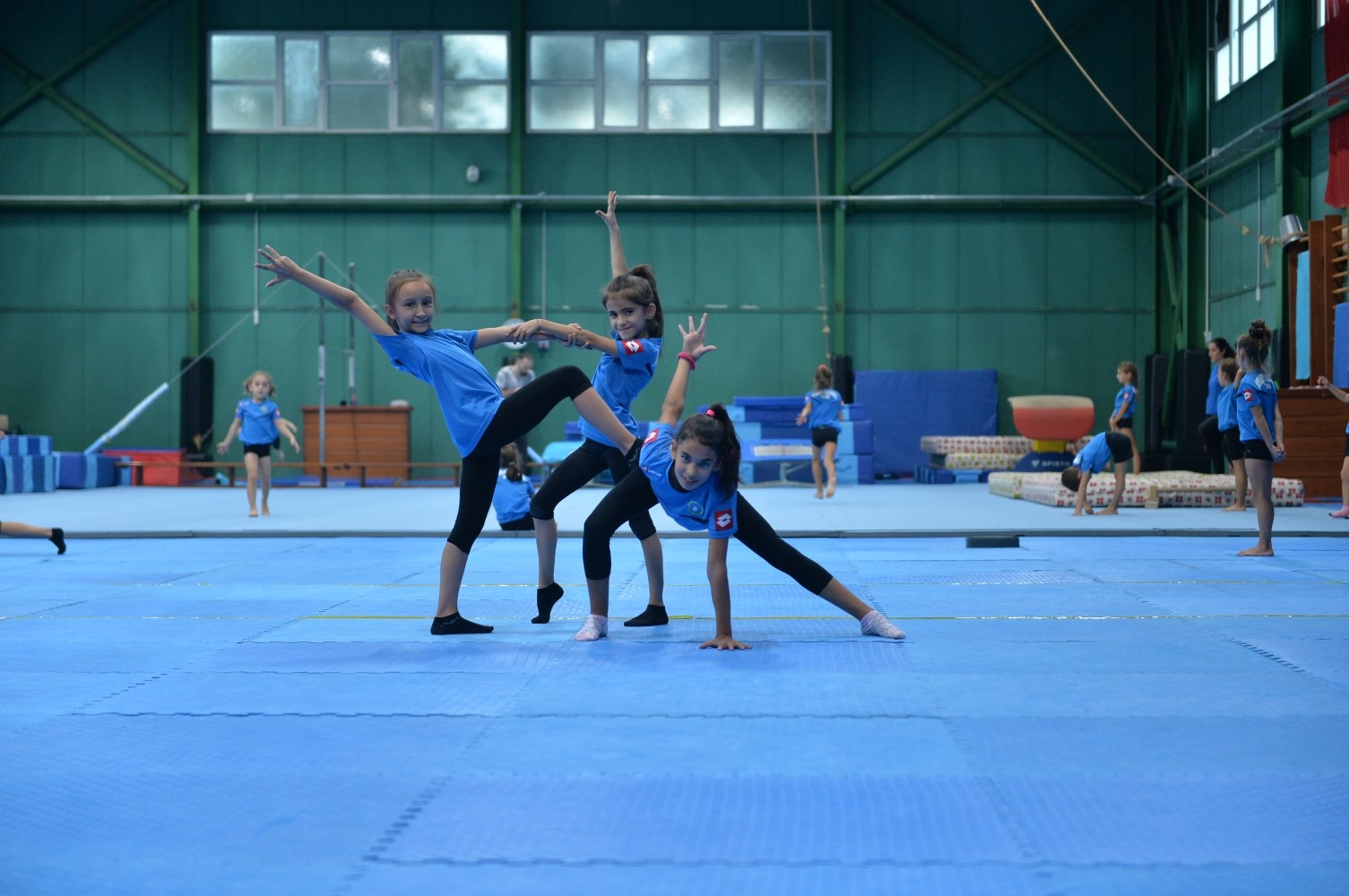 BURSA BÜYÜKŞEHİR BELEDİYESİ TARAFINDAN DÜZENLENEN KIŞ SPOR OKULLARI’NDA YENİ DÖNEM 3 EKİM CUMARTESİ GÜNÜ BAŞLIYOR. 4-16 YAŞ ARALIĞINDAKİ ÇOCUKLARI KAPSAYAN EĞİTİMLER, 12 FARKLI BRANŞTA GERÇEKLEŞTİRİLECEK.