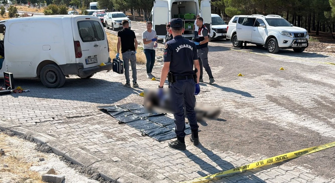 ADIYAMAN’DA, DAĞ BAŞINDA BULUNAN BİR MEZARLIK YANINDA SİLAHLA VURULMUŞ ERKEK CESEDİ BULUNDU.