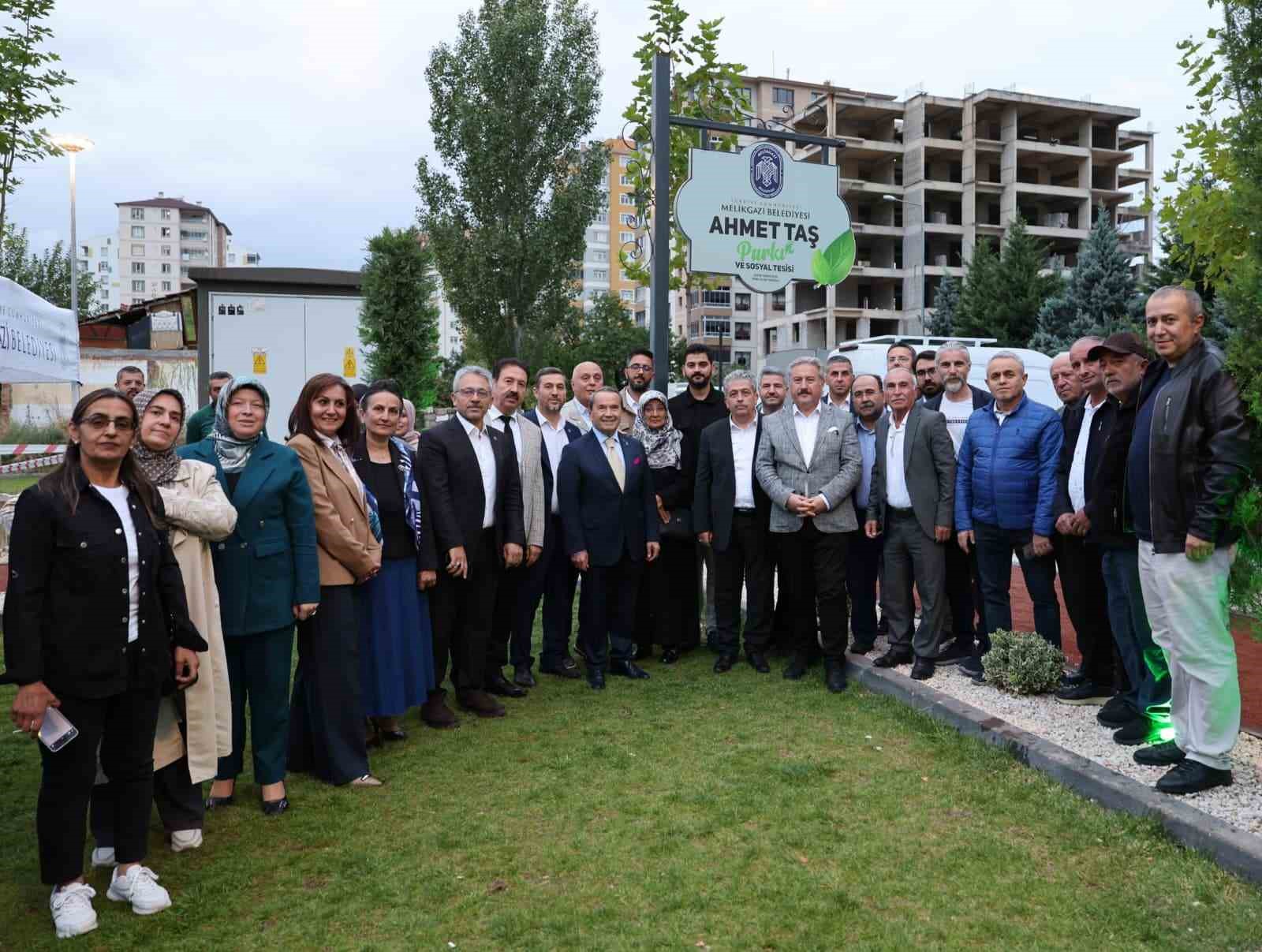 MELİKGAZİ BELEDİYESİ'NİN YILDIRIM BEYAZIT MAHALLESİ'NDE 12 BİN METREKARELİK BÜYÜK BİR ALANDA HAYATA GEÇİRDİĞİ İÇERİSİNDE ETKİNLİK ALANLARI, TENİS KORTU, BASKETBOL VE FUTBOL SAHASI, KOŞU YOLU, ÇOCUK OYUN ALANLARI BULUNAN MELİKGAZİ BELEDİYESİ AHMET TAŞ PARKI VE SOSYAL TESİSİ'NİN AÇILIŞI GERÇEKLEŞTİRİLDİ.