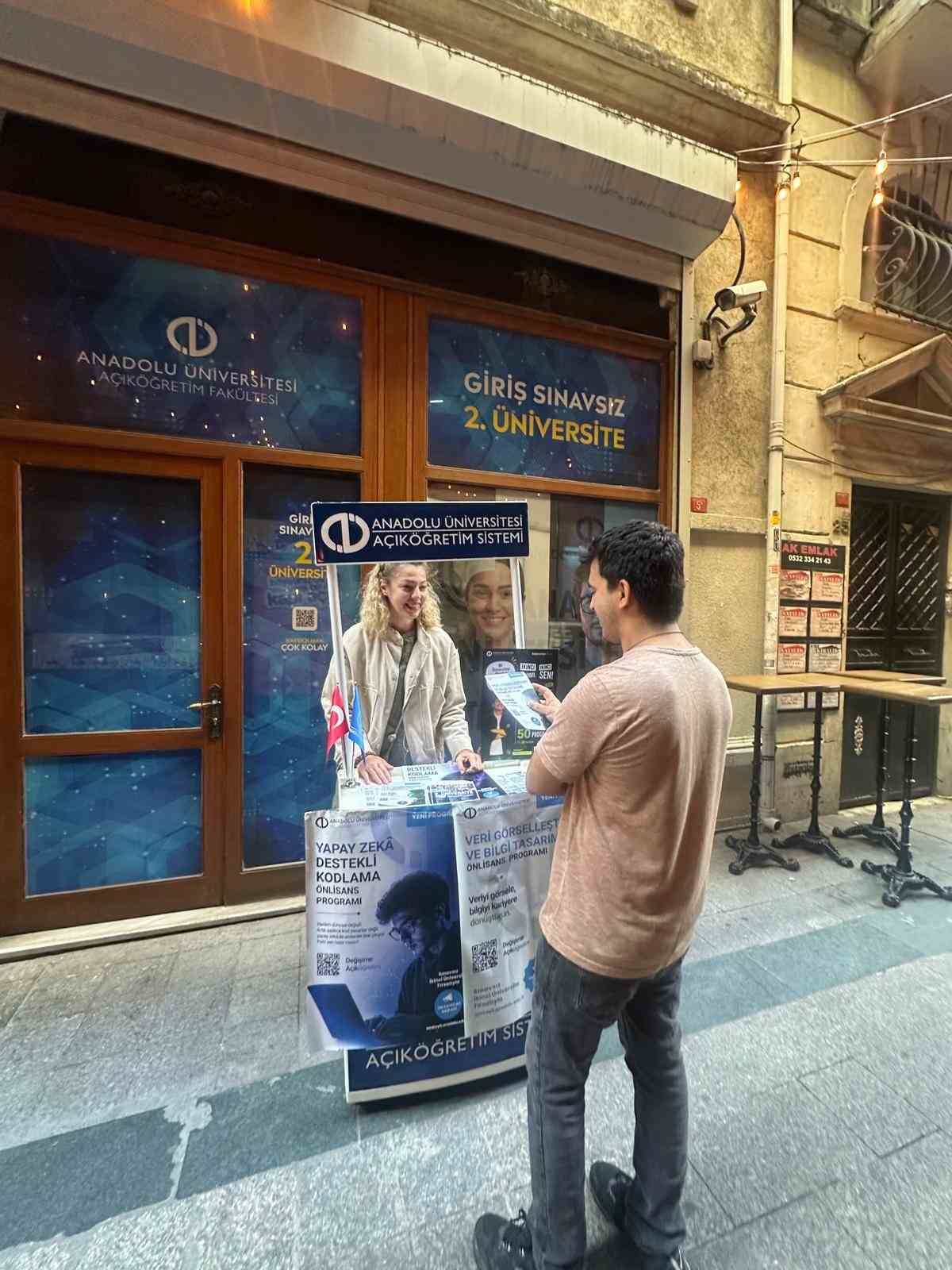 ANADOLU ÜNİVERSİTESİ İSTANBUL TANITIM OFİSİ, YENİ EĞİTİM PROGRAMLARI VE İKİNCİ ÜNİVERSİTE FIRSATLARINI DAHA GENİŞ KİTLELERE ULAŞTIRMAK AMACIYLA İSTİKLAL CADDESİ'NDE TANITIM STANDI AÇARAK VATANDAŞLARLA BİR ARAYA GELDİ.