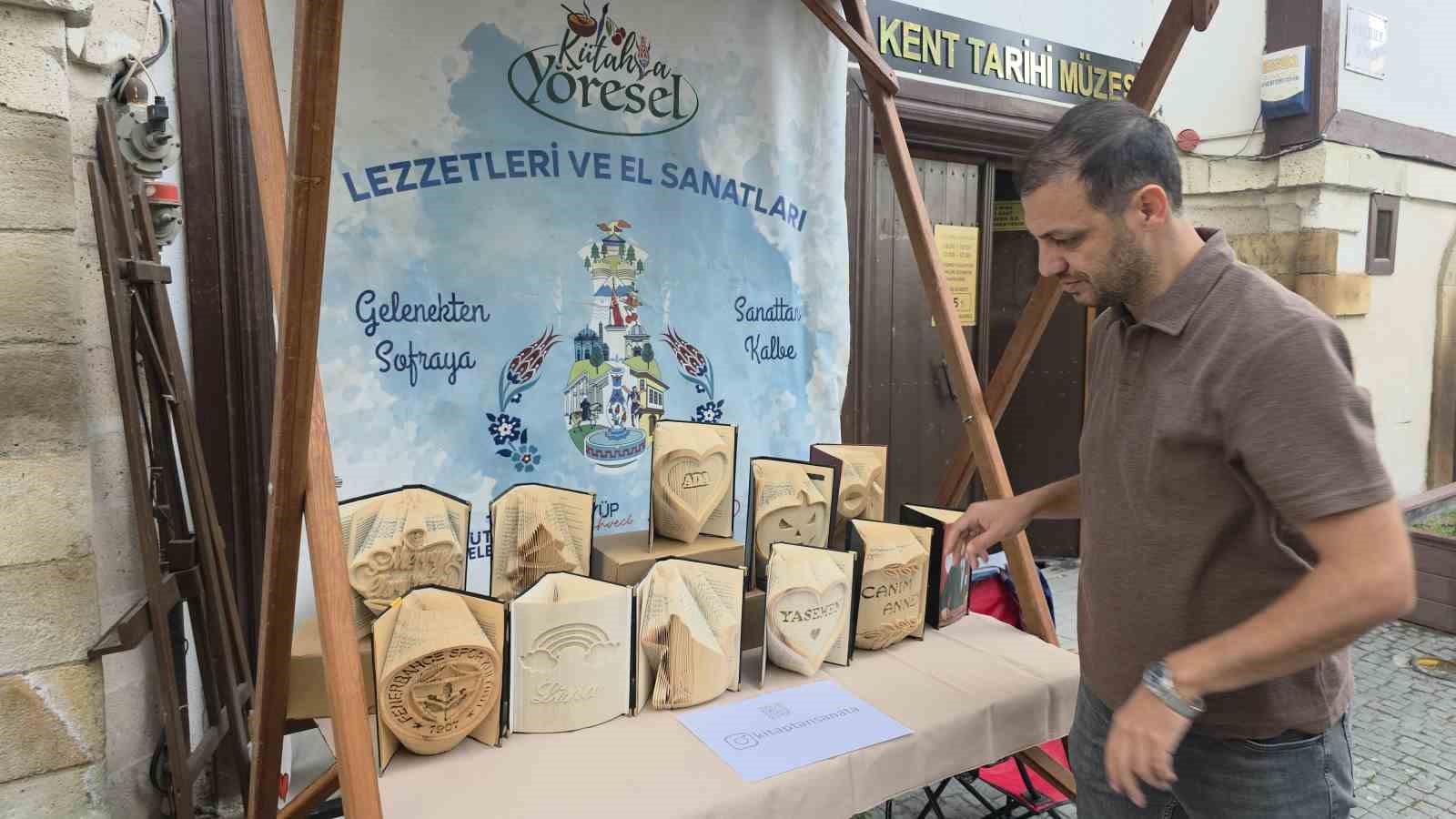 KÜTAHYA'DA HURDA KİTAPLAR SANAT ESERİNE DÖNÜŞÜYOR