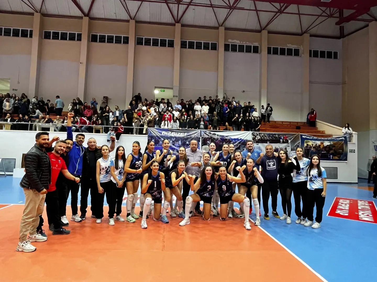 KAYSERİ ATLETİKSPOR VOLEYBOL TAKIMI LİGİN 2. HAFTASINDA EVİNDE KAHRAMANMARAŞ BÜYÜKŞEHİR BELEDİYESPOR’U 3-1 YENEREK 2’DE 2 YAPTI.