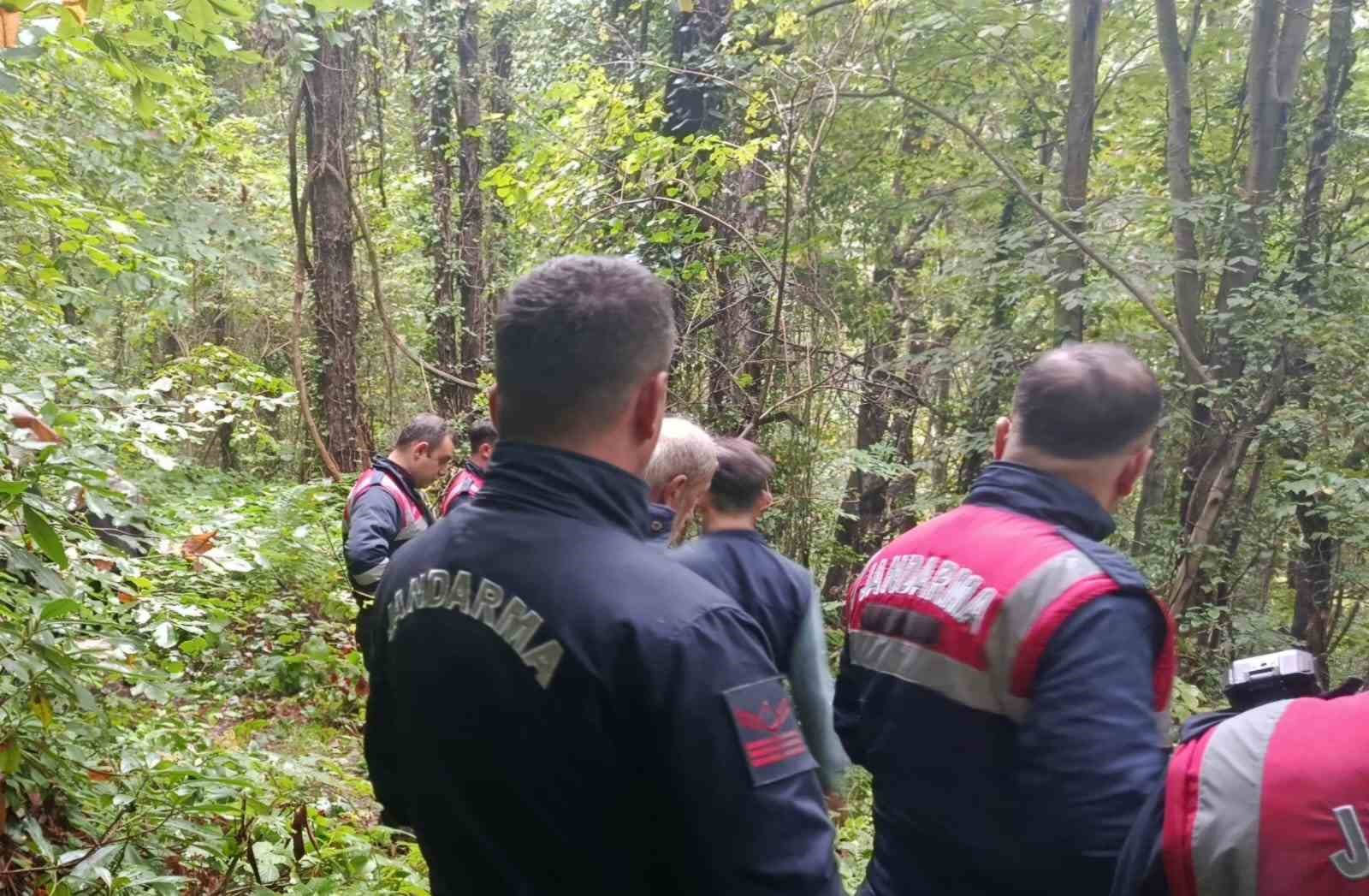 SAKARYA’NIN SAPANCA İLÇESİNDE İKİ KARDEŞİYLE BİRLİKTE KESTANE TOPLAMAK İÇİN ORMANLIK ALANA GİDEN 66 YAŞINDAKİ DURMUŞ DURAN ÖLÜ BULUNDU.