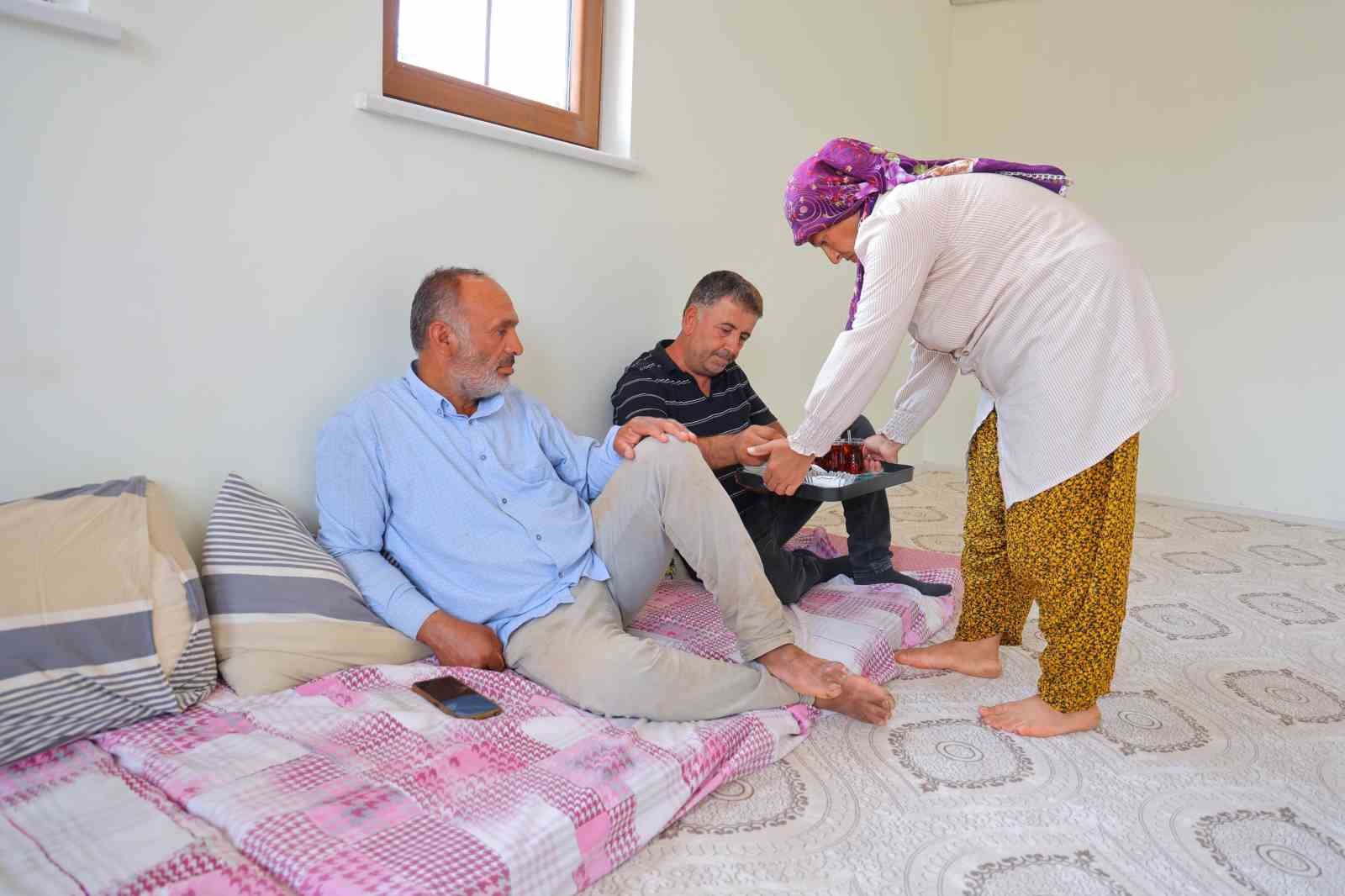KAHRAMANMARAŞ’TA DEPREMZEDELER DULKADİROĞLU İLÇESİNDE YAPIMI TAMAMLANAN KÖY EVLERİNE YERLEŞTİ.