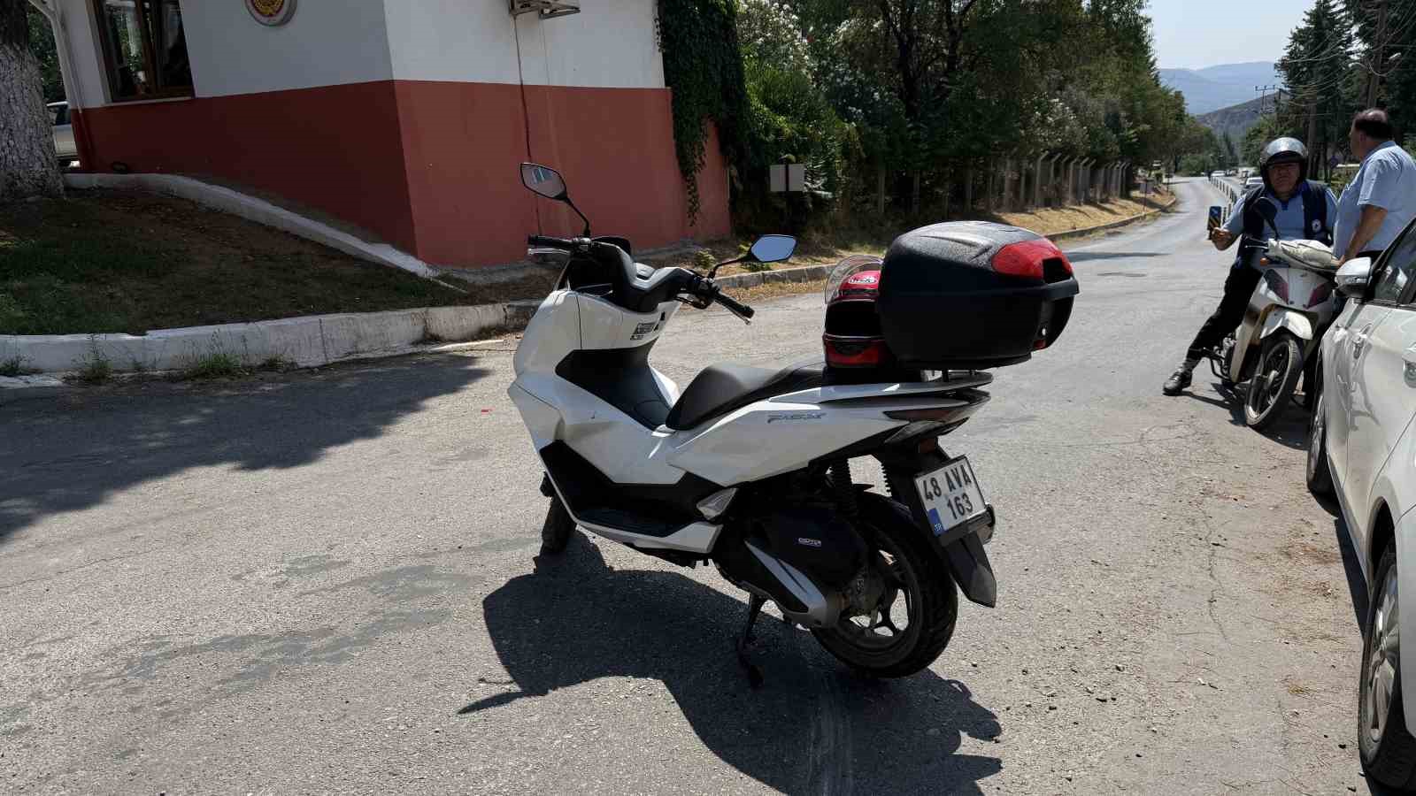 MUĞLA’NIN MENTEŞE İLÇESİNDE MOTOSİKLETİN ÖNÜNE ANİDEN ÇIKAN KÜÇÜK KIZ ÇOCUĞU, SÜRÜCÜNÜN FREN YAPMASINA RAĞMEN MOTOSİKLETİN ÇARPMASI SONUCU HAFİF YARALANDI.