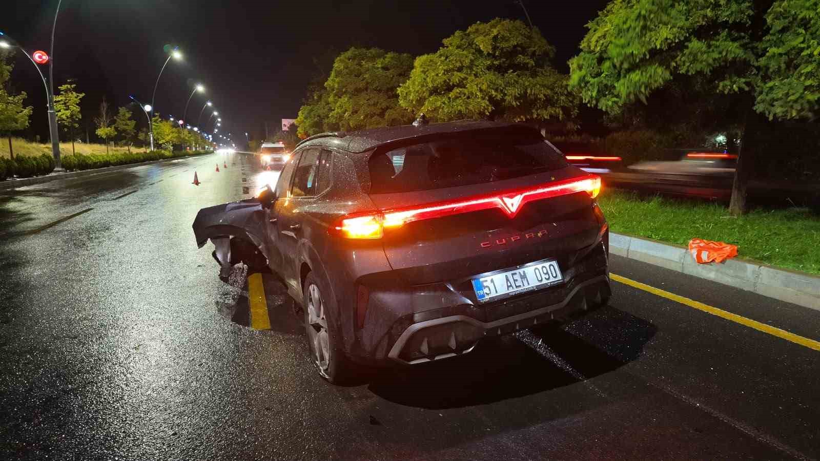 NİĞDE’DE KONTROLDEN ÇIKARAK, REFÜJE ÇIKAN SUV ARAÇ AĞACA ÇARPTI. KAZADA HASAR ALAN ARAÇ KULLANILAMAZ HALE GELDİ.