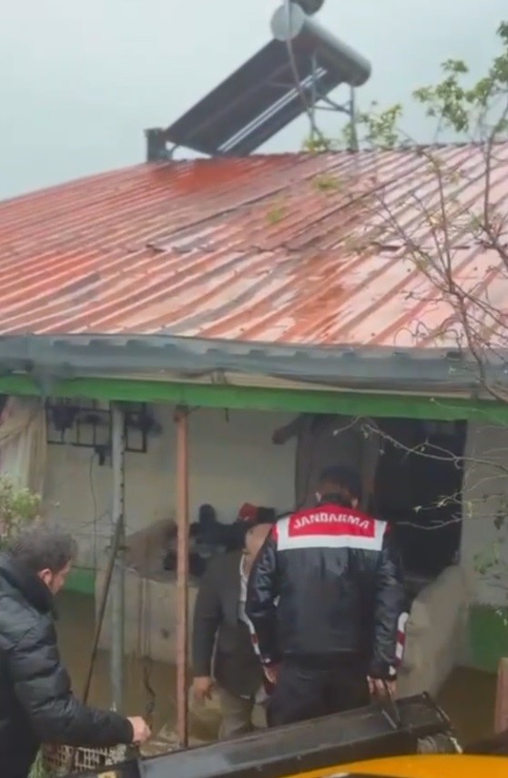 SAKARYA İL JANDARMA KOMUTANLIĞI EKİPLERİ SEL NEDENİYLE MAHSUR KALAN VATANDAŞLARI VE HAYVANLARI KURTARMAK İÇİN BÖLGEDE YOĞUN ÇALIŞMA YÜRÜTTÜ.