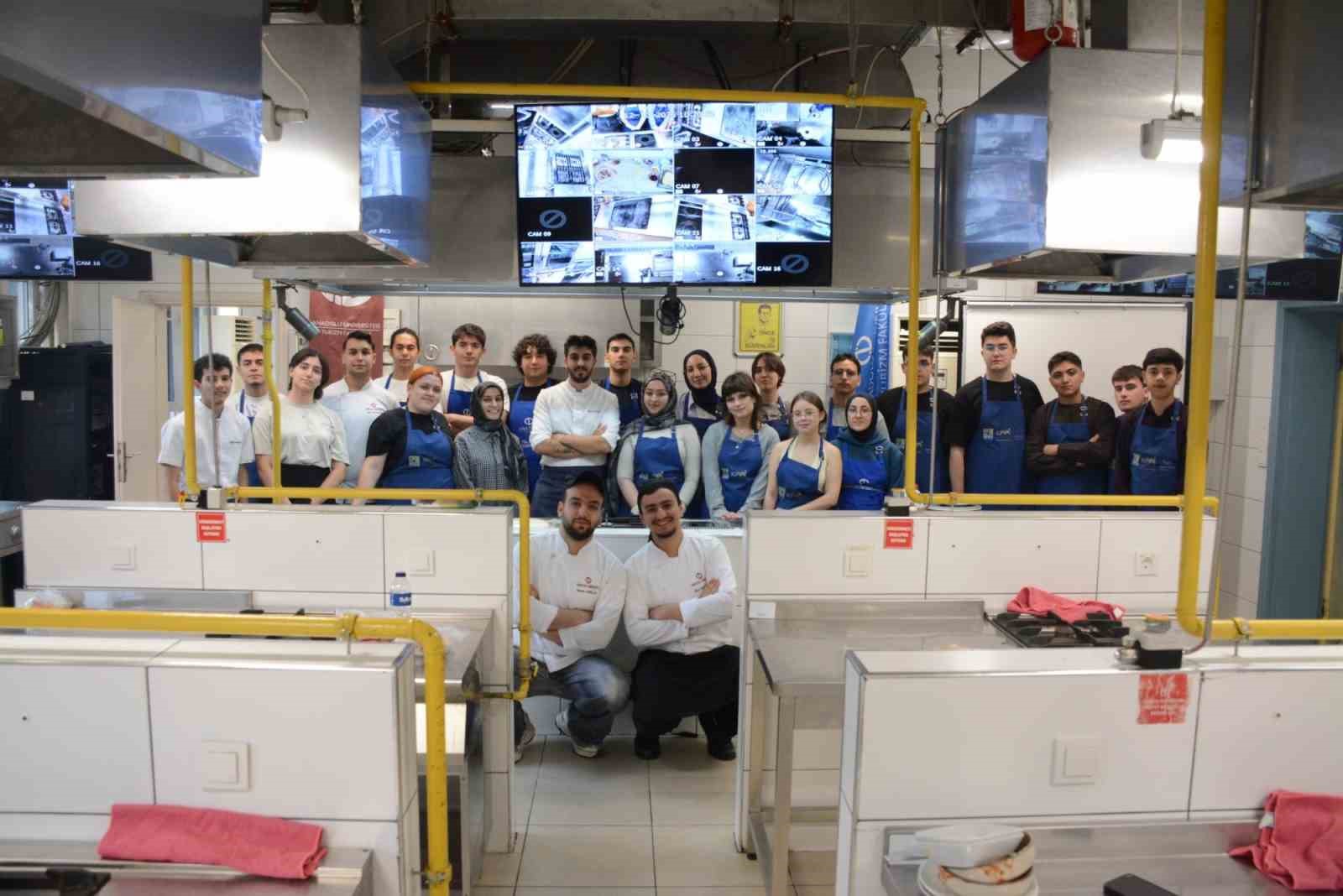 ANADOLU ÜNİVERSİTESİ GASTRONOMİ KULÜBÜ TARAFINDAN 'PİZZA WORKSHOP' ETKİNLİĞİ DÜZENLENDİ.