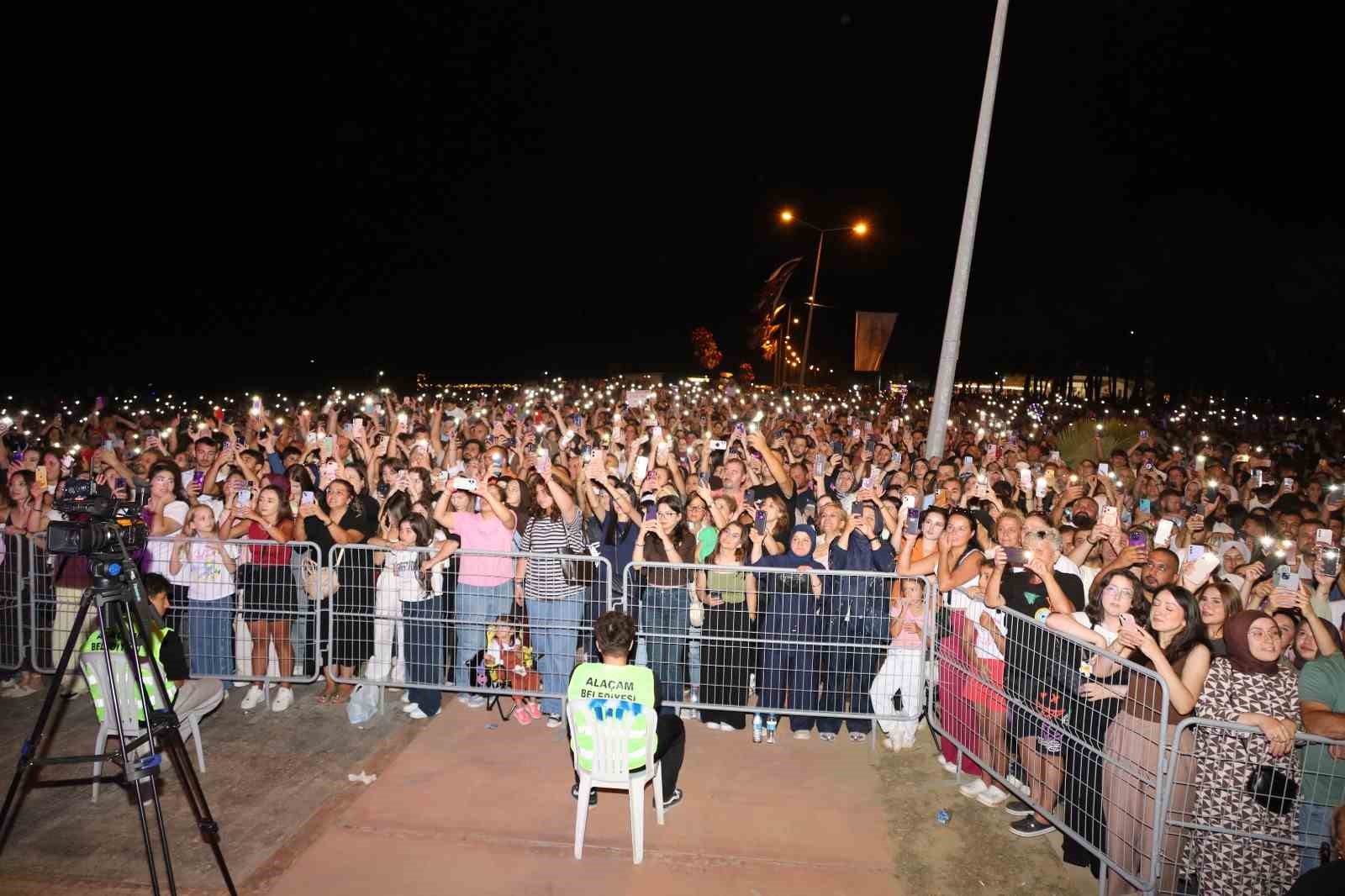 ALAÇAM İLÇESİ GEYİKKOŞAN YAZ KONSERLERİ’NDE RAFET EL ROMAN RÜZGARI ESTİ.
