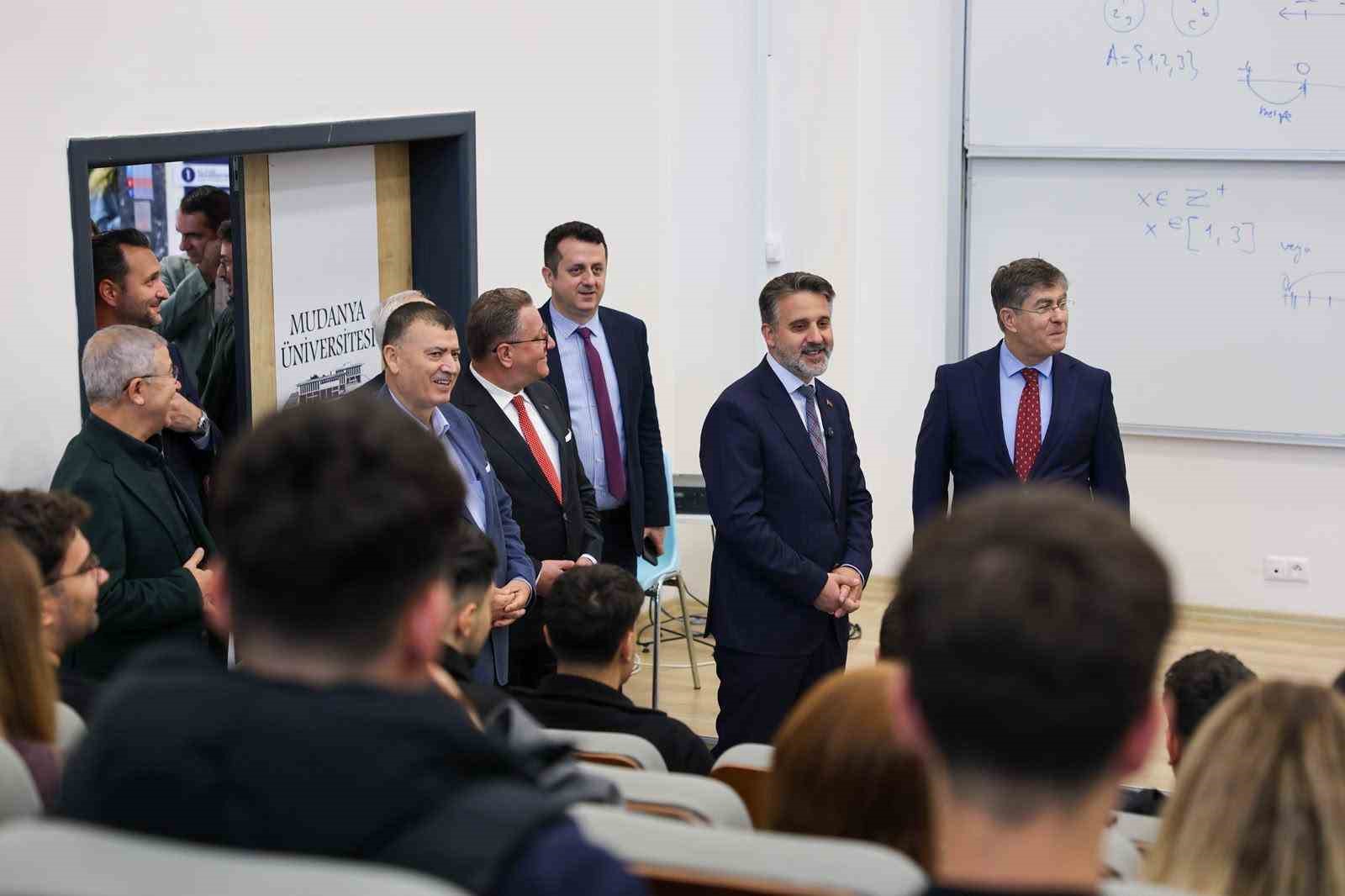 BURSA BÜYÜKŞEHİR BELEDİYE BAŞKAN VEKİLİ ŞAHİN BİBA, MUDANYA ÜNİVERSİTESİ’NDE GENÇLERE SESLENDİ: "BÜYÜKŞEHİR BELEDİYESİ OLARAK YANINIZDAYIZ. NEYE İHTİYACINIZ OLURSA BİZDEN DESTEK İSTEYEBİLİRSİNİZ. BUNU YAPARKEN DE HİÇBİR ZAMAN MAHCUBİYET DUYMAYIN. ÇÜNKÜ BELEDİYENİN İMKANLARI ZATEN SİZLERİN İMKANLARIDIR.   BİZ SİZİN OLANI SİZE SUNUYORUZ."