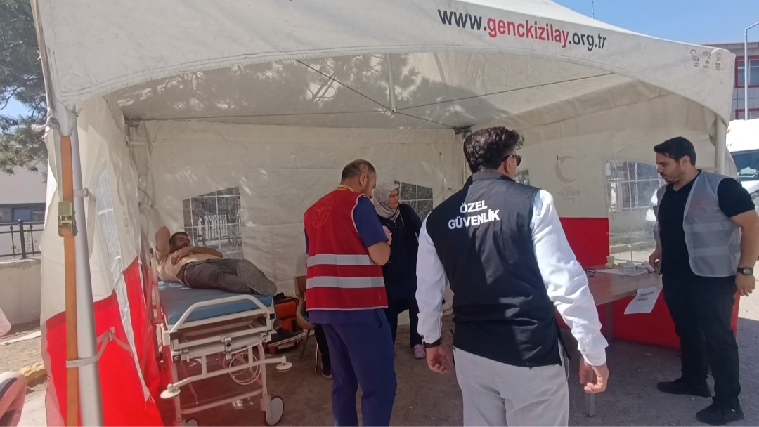 VAN’IN MURADİYE DEVLET HASTANESİ’NDE MUHTEMEL AFET VE ACİL DURUMLARA YÖNELİK HAZIRLIKLARIN GÜÇLENDİRİLMESİ AMACIYLA DÜZENLENEN TATBİKAT GERÇEĞİ ARATMADI.