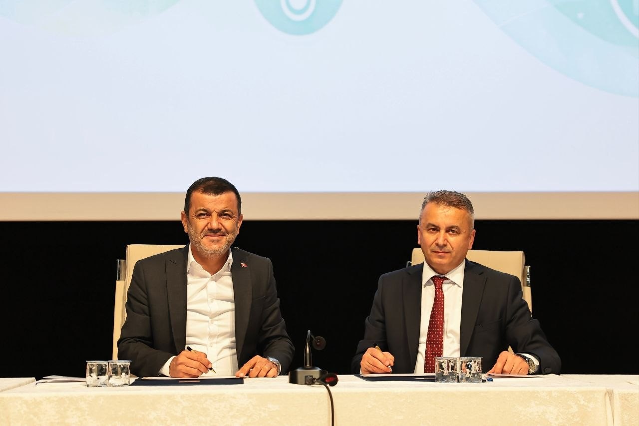 DENİZLİ BÜYÜKŞEHİR BELEDİYESİ, İKLİM DEĞİŞİKLİĞİYLE MÜCADELE VE SÜRDÜRÜLEBİLİR KENT VİZYONU KAPSAMINDA HAZIRLADIĞI YEREL İKLİM DEĞİŞİKLİĞİ EYLEM PLANI (YİDEP) LANSMANI VE İŞ BİRLİĞİ PROTOKOLÜ İMZA TÖRENİNİ GENİŞ BİR KATILIMLA GERÇEKLEŞTİRDİ.
