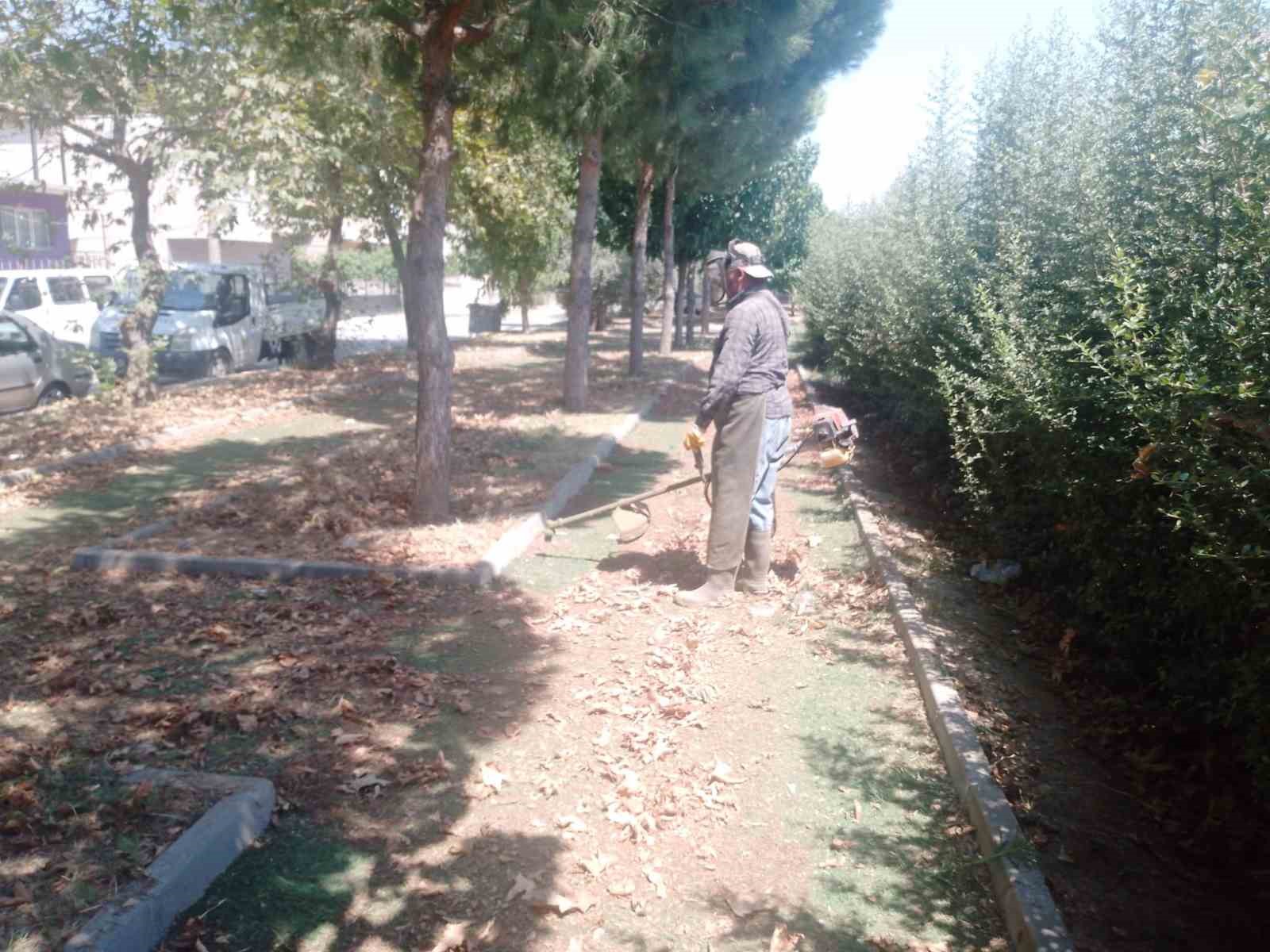 KÖŞK BELEDİYESİ TEMİZLİK İŞLERİ EKİPLERİ, İLÇE GENELİNDEKİ PARK, BAHÇE VE YEŞİL ALANLARDA OT BİÇME, TEMİZLİK VE ÇEVRE DÜZENLEME ÇALIŞMALARINI SÜRDÜRÜYOR.