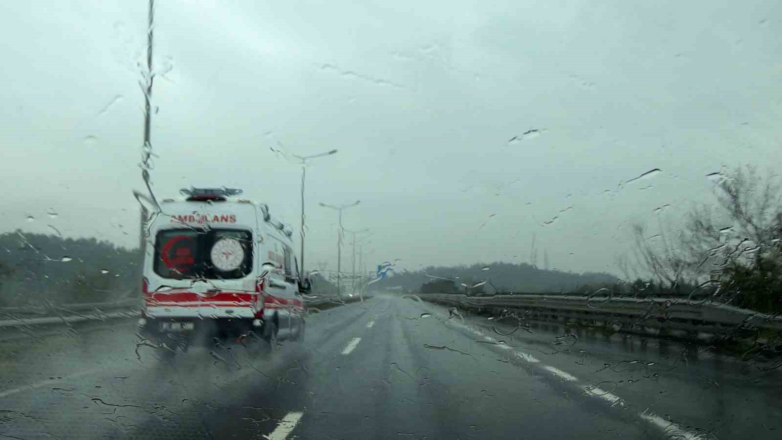 DÜZCE’DE SON 5 GÜNDE ETKİLİ OLAN YAĞIŞLARDA, 10 ÖLÇÜM İSTASYONUNUN VERİLERİNE GÖRE TOPLAM 718,3 KİLOGRAMLIK YAĞIŞ DEĞERİ KAYDEDİLDİ. EN FAZLA YAĞIŞ, METREKAREYE 139 KİLOGRAM İLE GÖLYAKA İLÇESİNDEKİ KARDÜZ YAYLASI’NDA ÖLÇÜLDÜ.