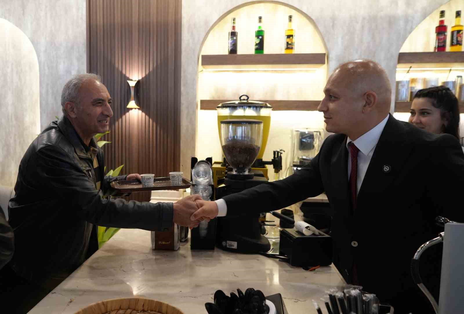 KIRIKKALE'DE 1 EKİM DÜNYA KAHVE GÜNÜ DOLAYISIYLA BELEDİYENİN SOSYAL TESİSİNE GELEN VATANDAŞLARA KAHVE İKRAM EDİLDİ. BELEDİYE BAŞKANI AHMET ÖNAL DA VATANDAŞLARLA BİR ARAYA GELEREK SOHBET ETTİ.