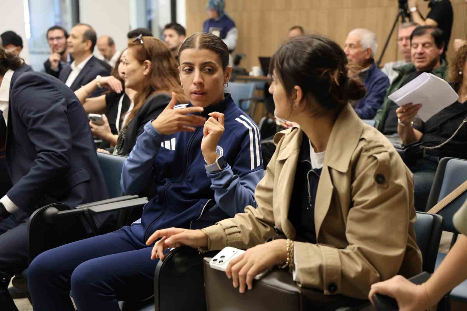 ULUSLARARASI 16. KOCAELİ KİTAP FUARI'NI ZİYARET EDEN İŞİTME ENGELLİ KAĞITSPOR KARATE SPORCUSU İREM TOPALOĞLU, İŞARET DİLİ ÇEVİRİSİYLE DÜZENLENEN SÖYLEŞİLERE KATILARAK KİTAP VE KÜLTÜR ETKİNLİKLERİNİ TAKİP ETTİ.