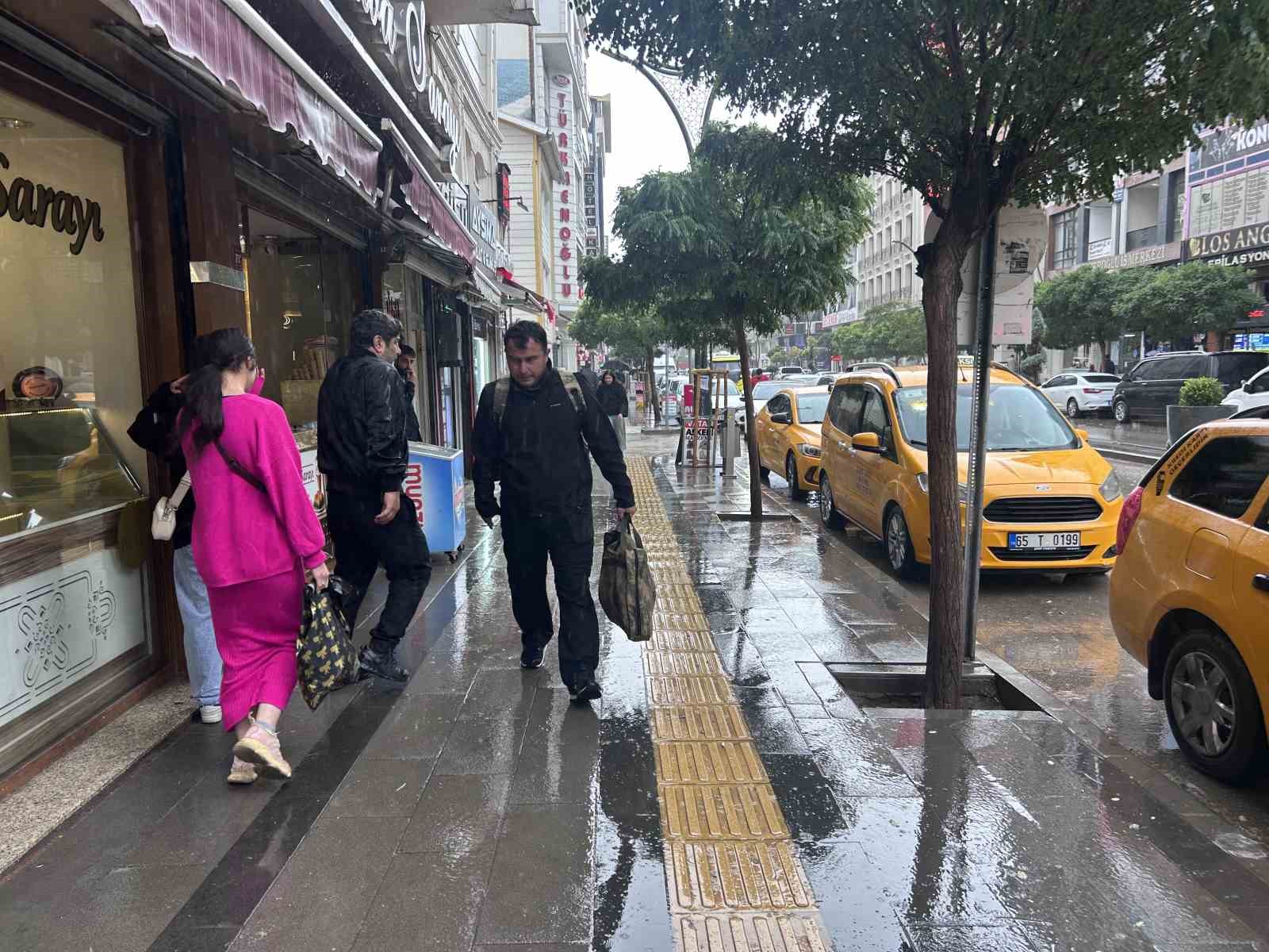 VAN’DA ANİDEN BASTIRAN SAĞANAK YAĞIŞ, KENTTE KISA SÜRELİĞİNE HAYATI OLUMSUZ ETKİLEDİ.